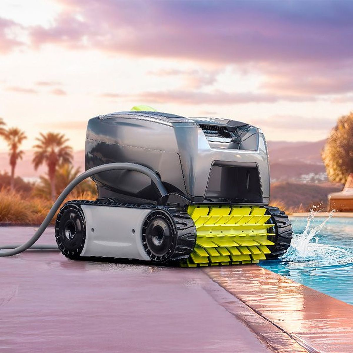 Ein grauer Poolroboter mit gelben Bürsten und einem Kabel steht am Rand eines Pools bei Sonnenuntergang.