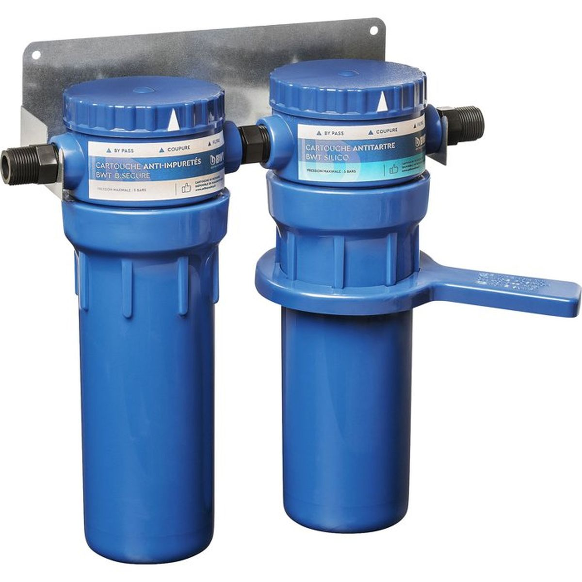 Zwei blaue BWT Wasserfilter mit Wandhalterung auf weißem Hintergrund.