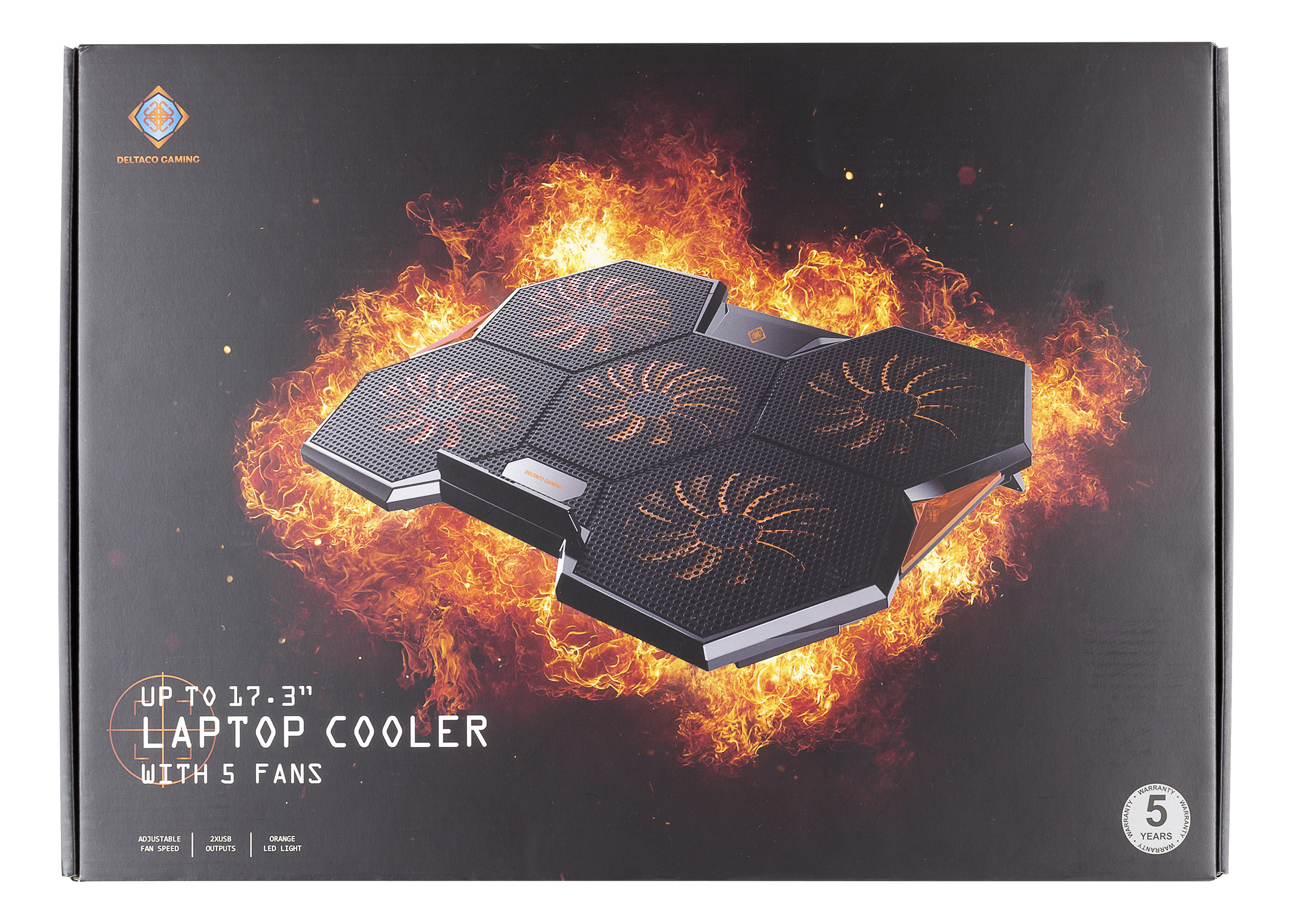 Schwarze Verpackung für einen Deltaco Gaming Laptop-Kühler mit fünf Ventilatoren vor einem brennenden Hintergrund.