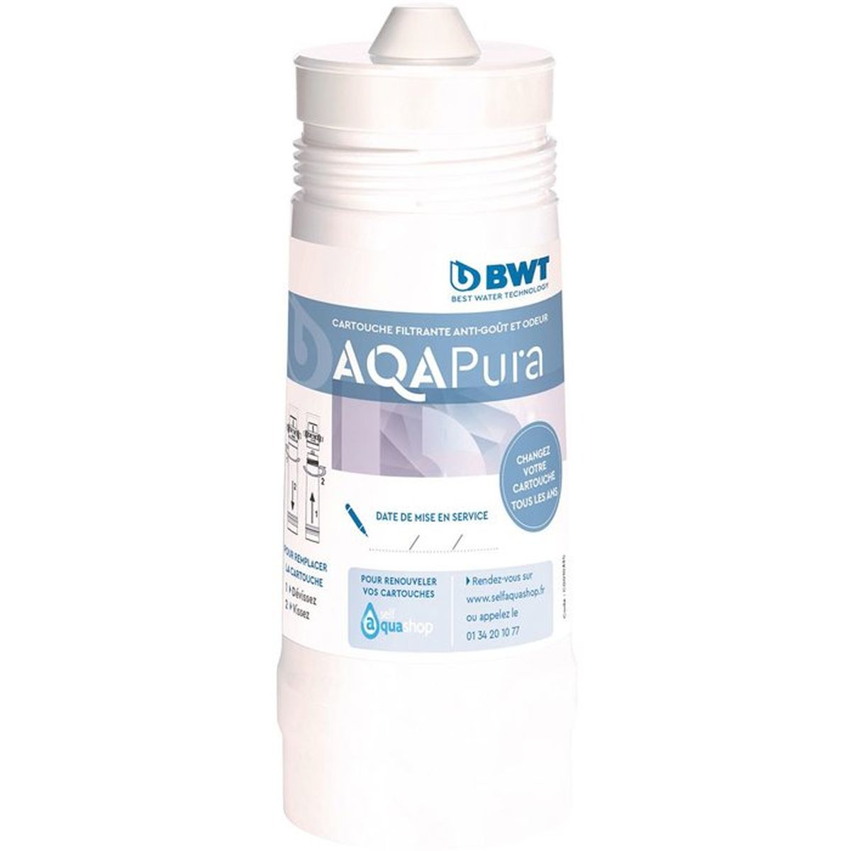 Una cartuccia per filtro dell'acqua BWT AQAPura bianca con etichette blu e grigie su sfondo bianco.