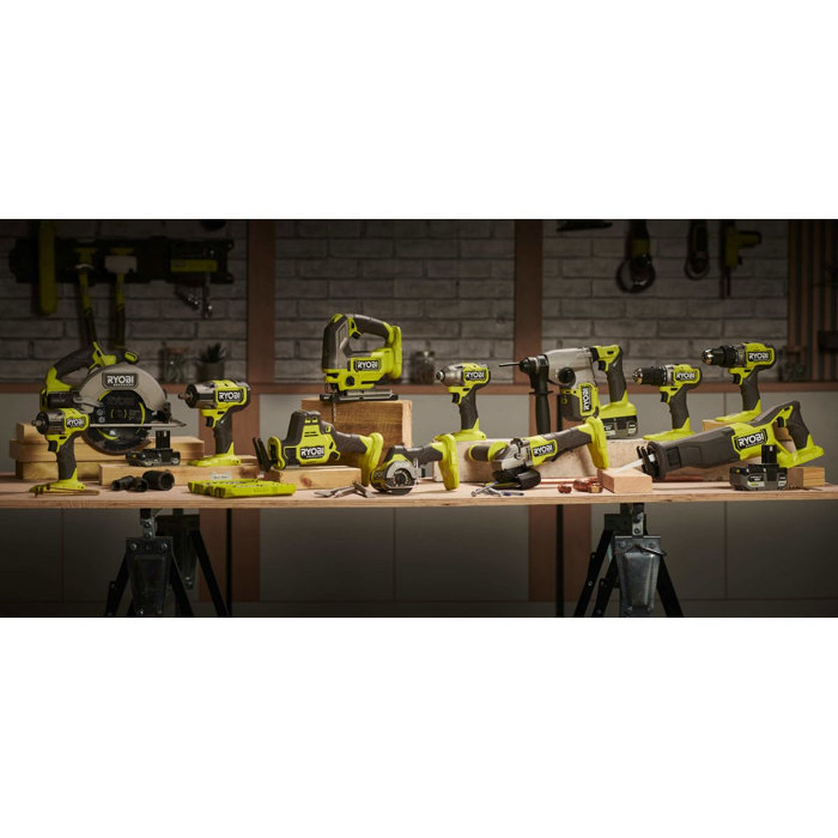 Una collezione di elettroutensili Ryobi gialli e grigi è esposta su un banco da lavoro.