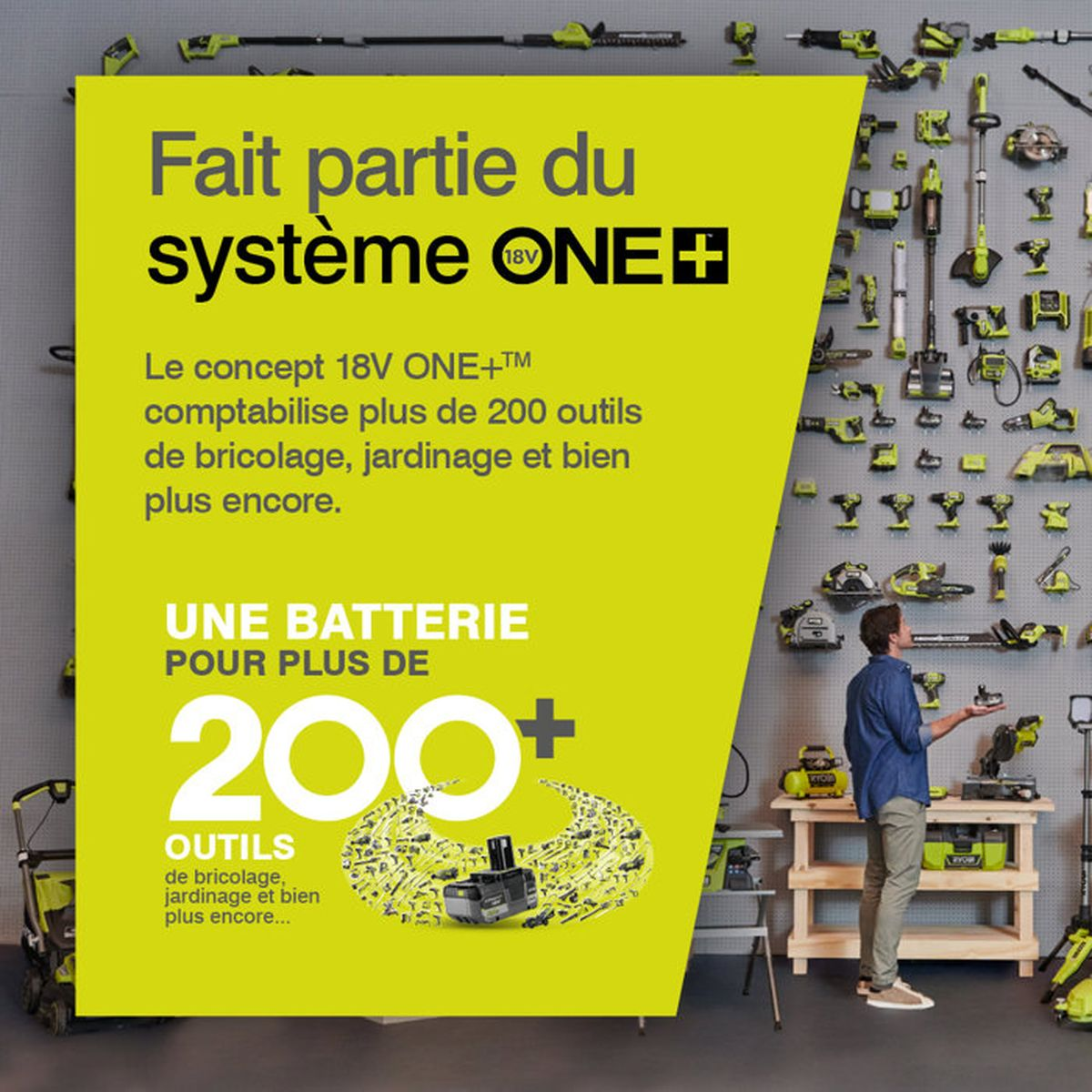 Un uomo davanti a una parete di attrezzi tiene una batteria, pubblicizzando il sistema ONE+.