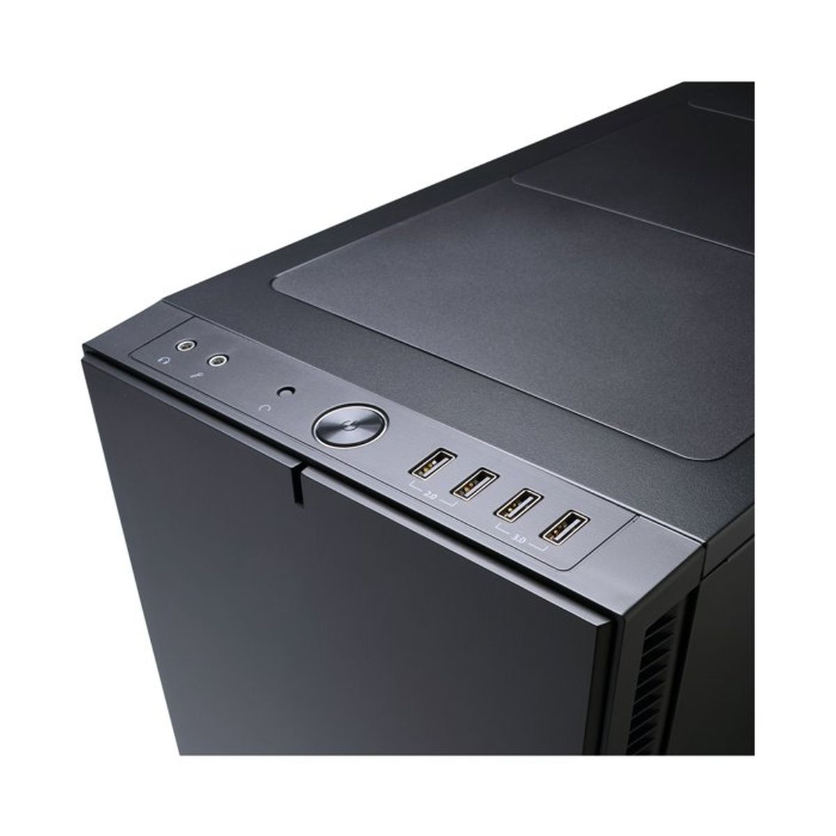 Oberes Panel eines schwarzen PC-Gehäuses mit Ein-/Ausschalter, Audioanschlüssen und vier USB-Ports.