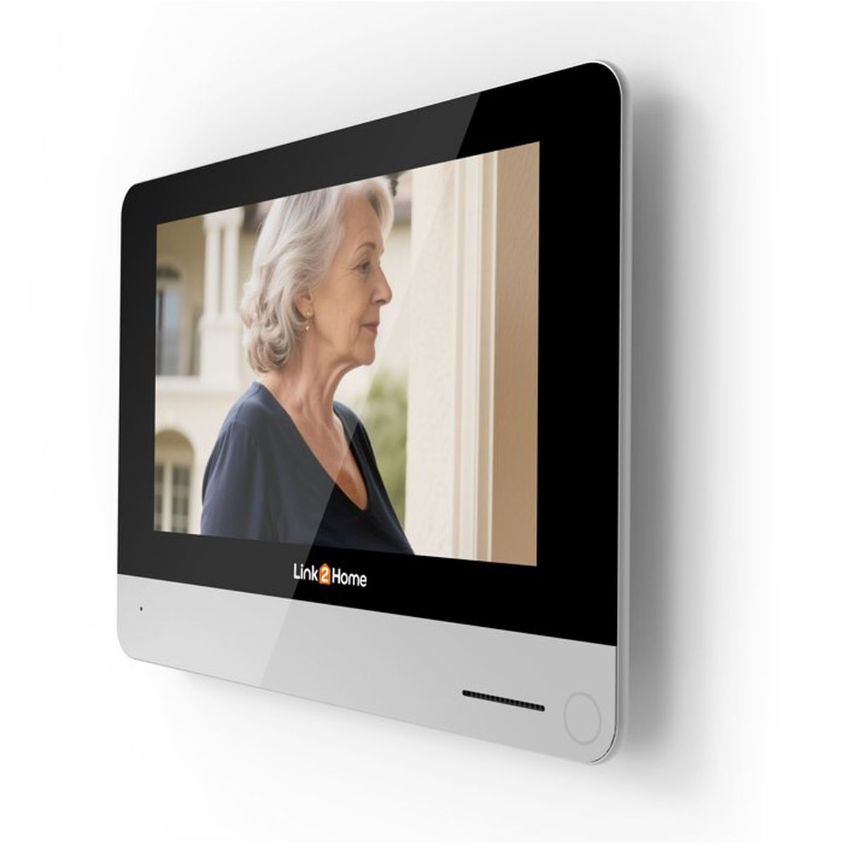 Wandmontiertes Link2Home-Intercom mit Videoanzeige einer älteren Frau.
