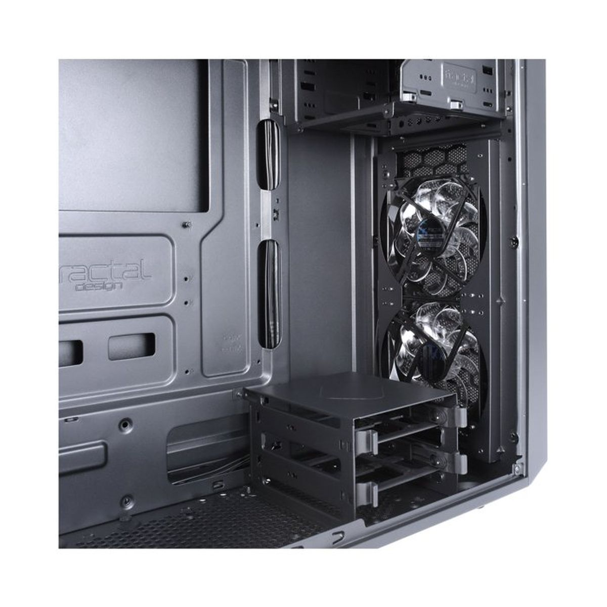 Innenraum eines schwarzen PC-Gehäuses mit zwei montierten Lüftern und HDD-Käfigen.