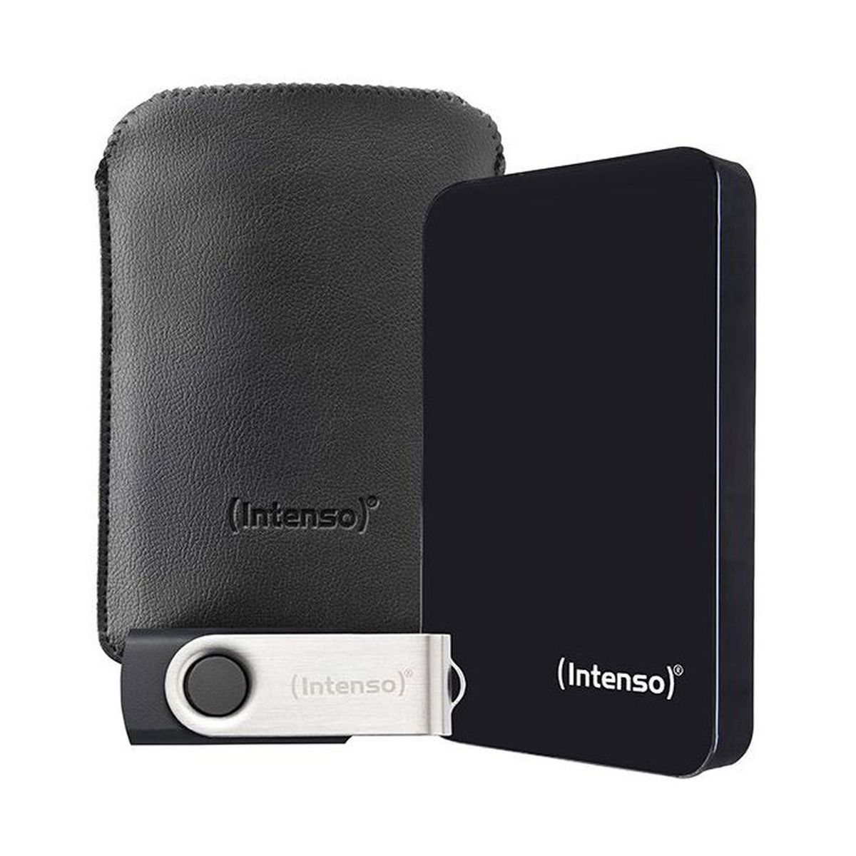 Eine schwarze Intenso-Festplatte mit Tasche und einem silber-schwarzen USB-Stick davor.