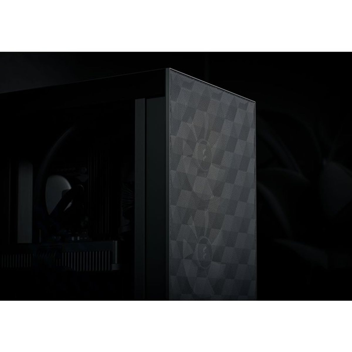 Ein schwarzer Computer-Tower mit gemusterter Mesh-Front und sichtbaren Innenteilen gegen dunklen Hintergrund.