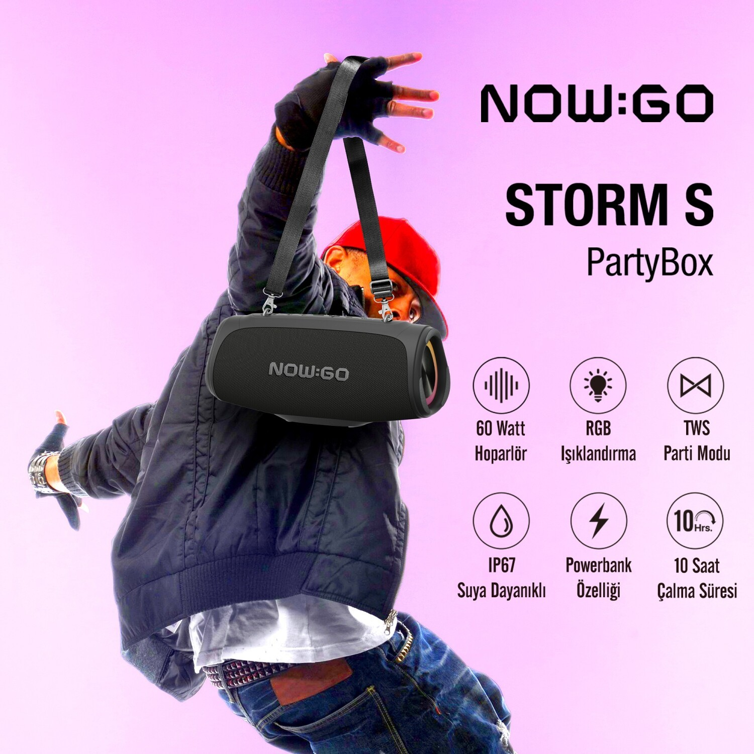 Tańcząca osoba trzyma głośnik Now:Go Storm S PartyBox z tekstem reklamowym na różowym tle.
