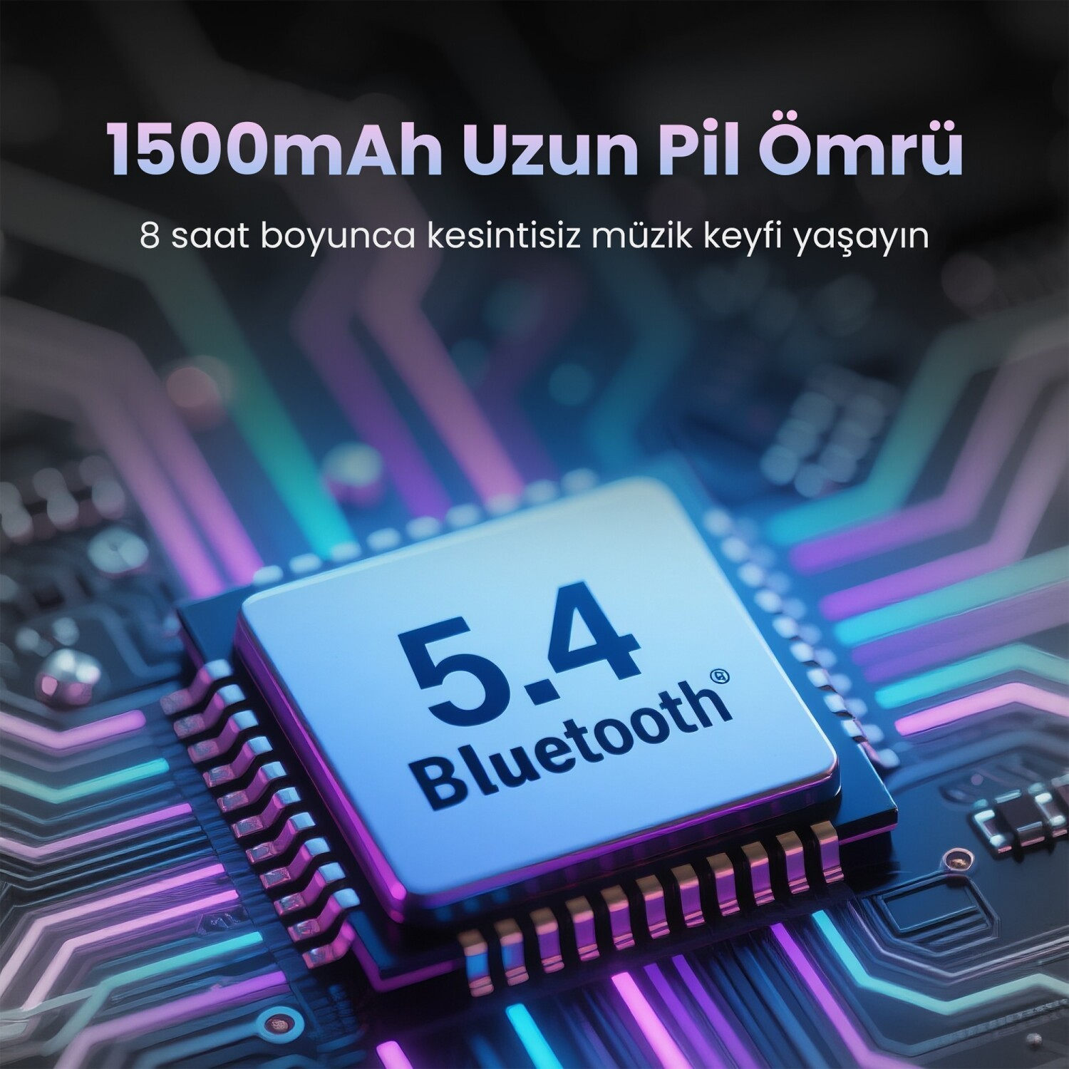 Zbliżenie chipu komputerowego z napisem 1500mAh Uzun Pil Ömrü i Bluetooth 5.4 na tle świecącej płytki drukowanej.