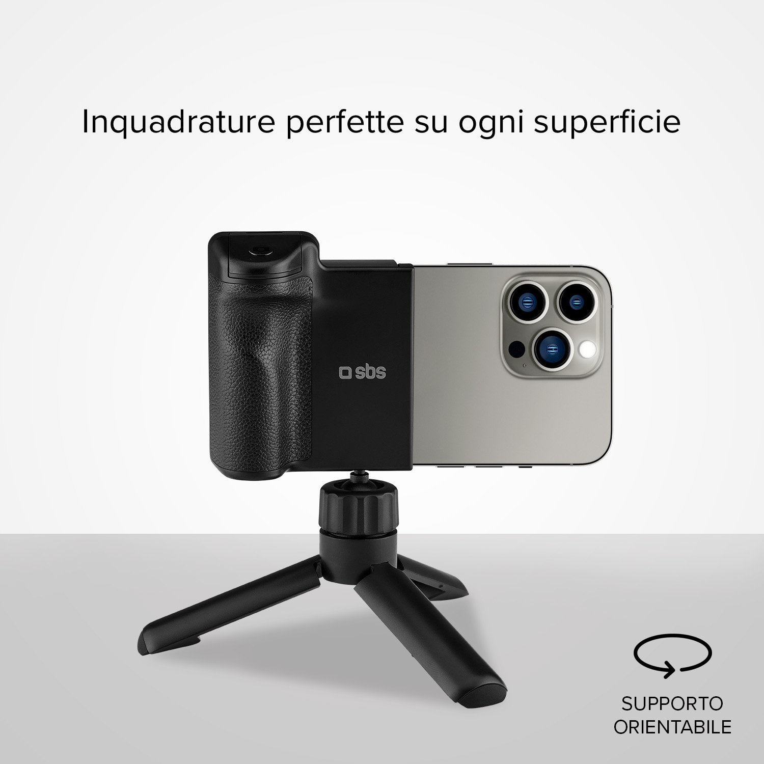 Un smartphone gris en una empuñadura de cámara negra montada en un trípode pequeño sobre fondo claro.