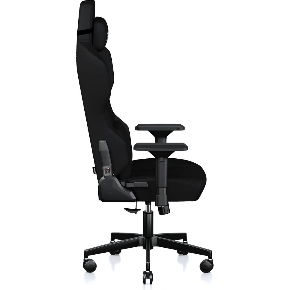 Tekerlekli ve ayarlanabilir kollu, ergonomik siyah oyuncu koltuğunun yandan görünümü.