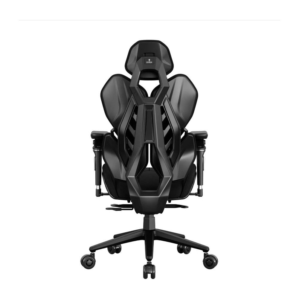 Beyaz arka planda detaylı yapısal çerçeveye ve tekerleklere sahip siyah ergonomik oyuncu koltuğunun arkadan görünümü.