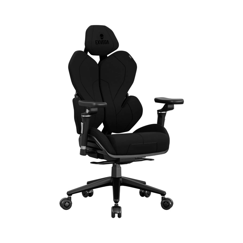 Ayarlanabilir kolçaklı ve bölünmüş sırt dayanaklı, tekerlekli tabana sahip siyah ergonomik oyuncu koltuğu.