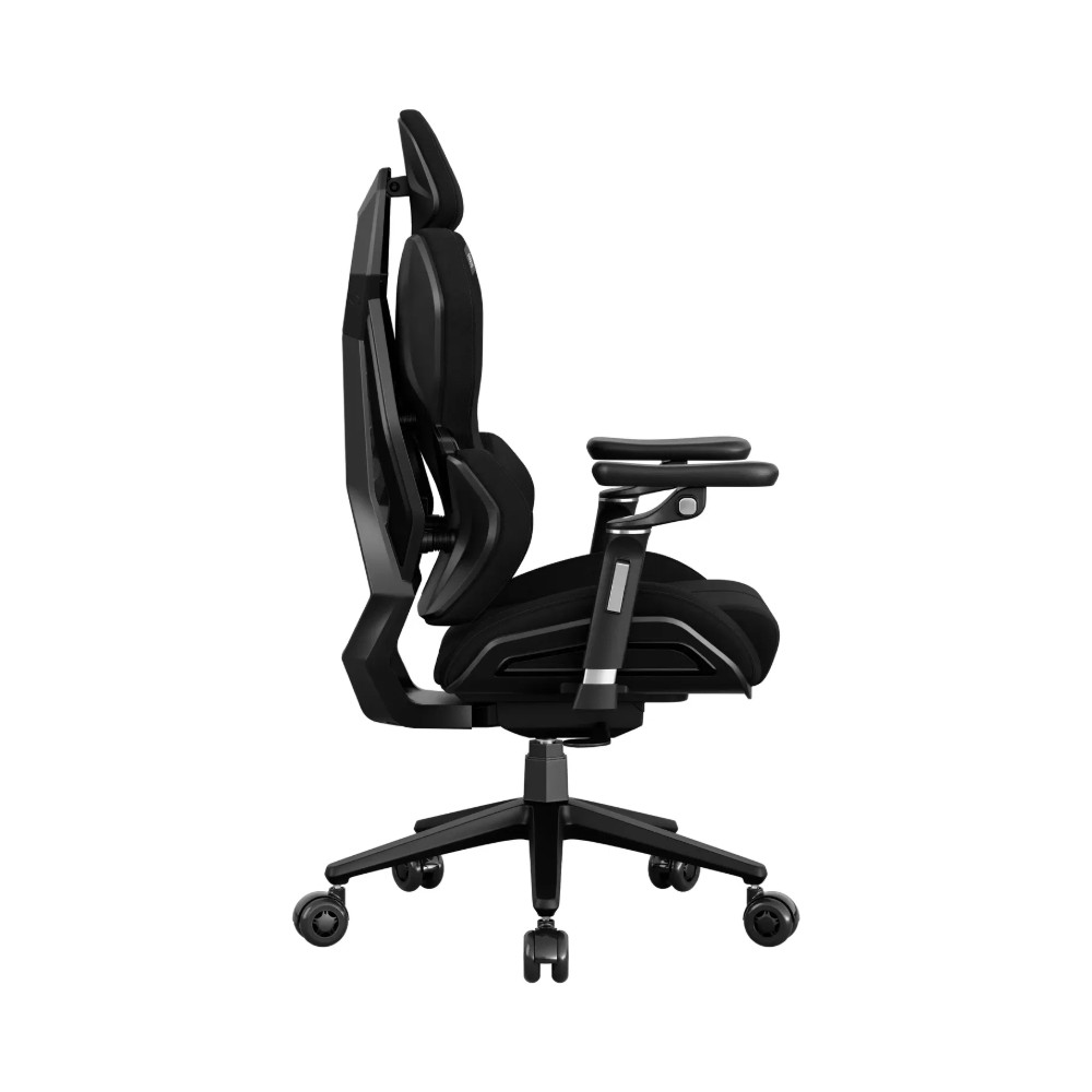 Beyaz arka planda tekerlekli modern siyah ergonomik ofis sandalyesinin yan görünümü.