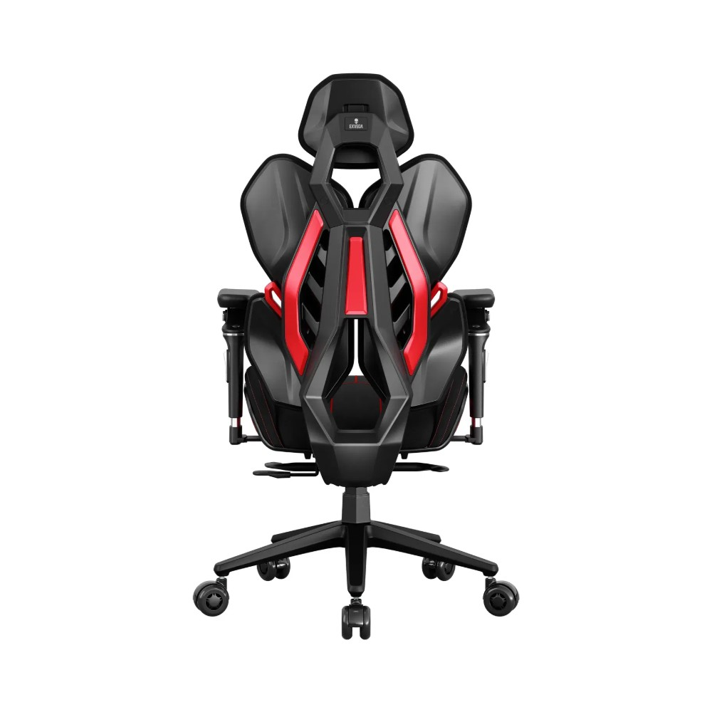 Beyaz arkaplanda kırmızı detaylı, kafalıklı ve tekerlekli ergonomik siyah oyuncu koltuğunun arkadan görünümü.