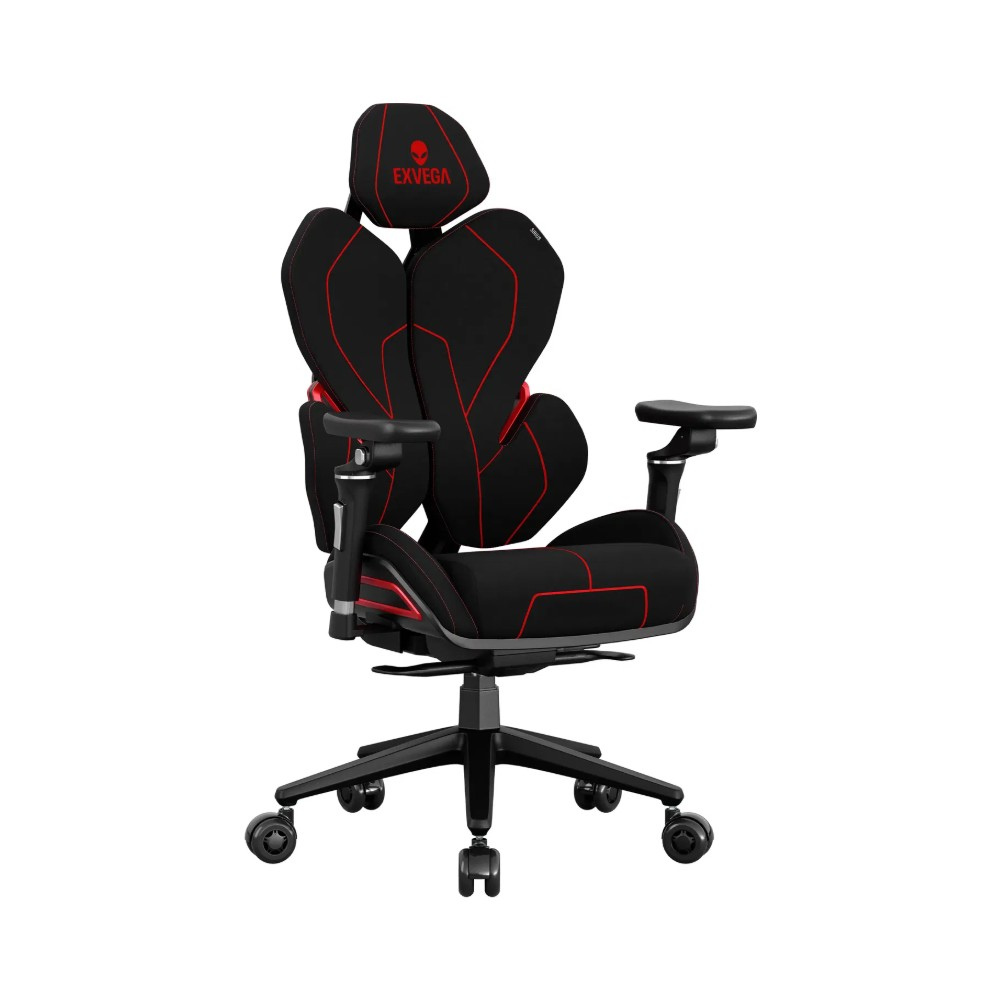 Beyaz arka planda kolçaklı, baş destekli ve tekerlekli ergonomik siyah ve kırmızı oyuncu koltuğu.