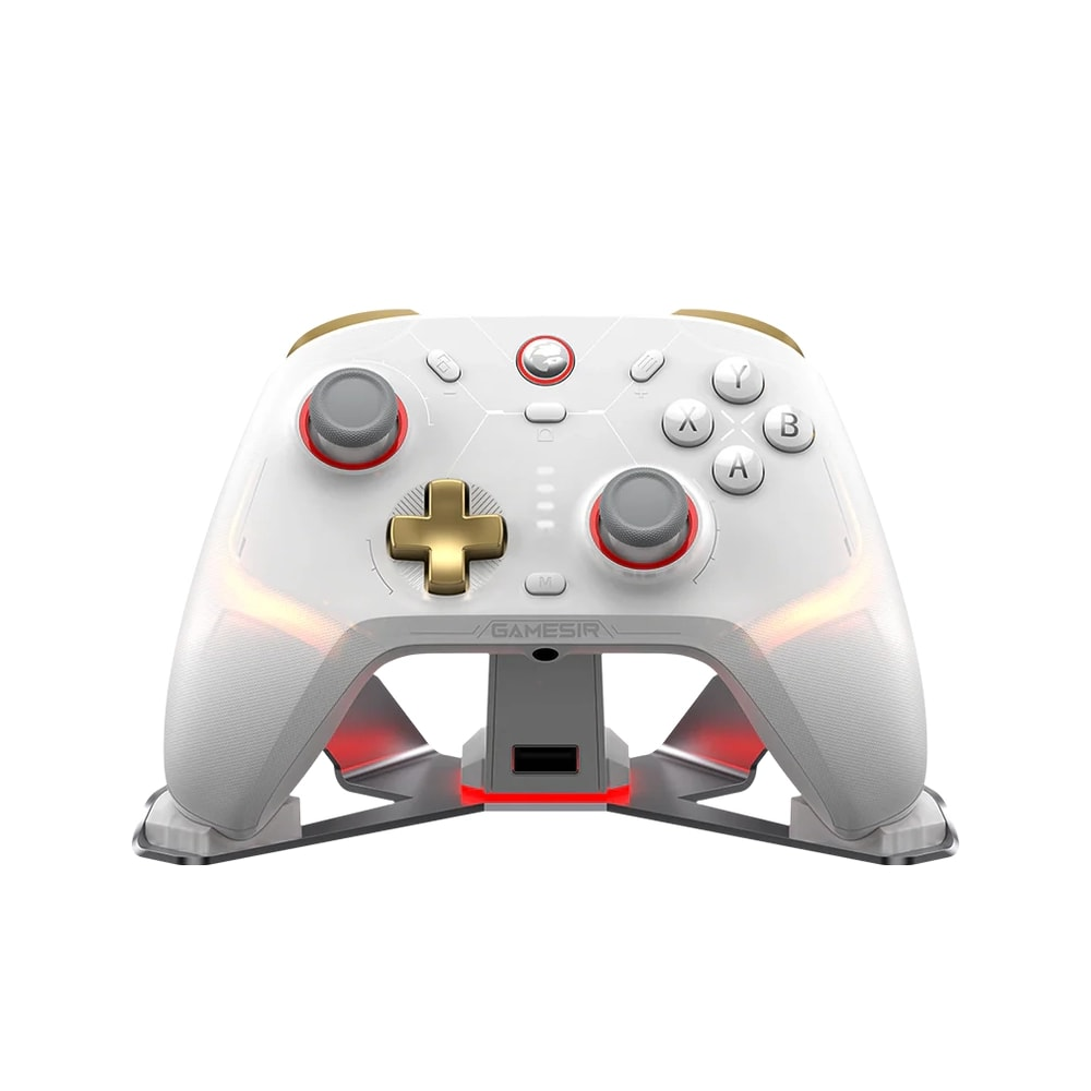 Ein weiß-goldener GameSir-Controller ruht auf einer beleuchteten Ladestation.