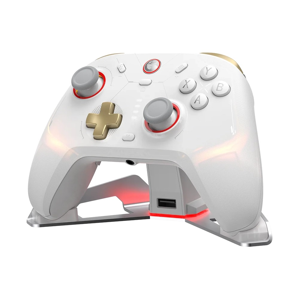 Weißer Gaming-Controller auf einer beleuchteten Ladestation mit goldenen Akzenten.