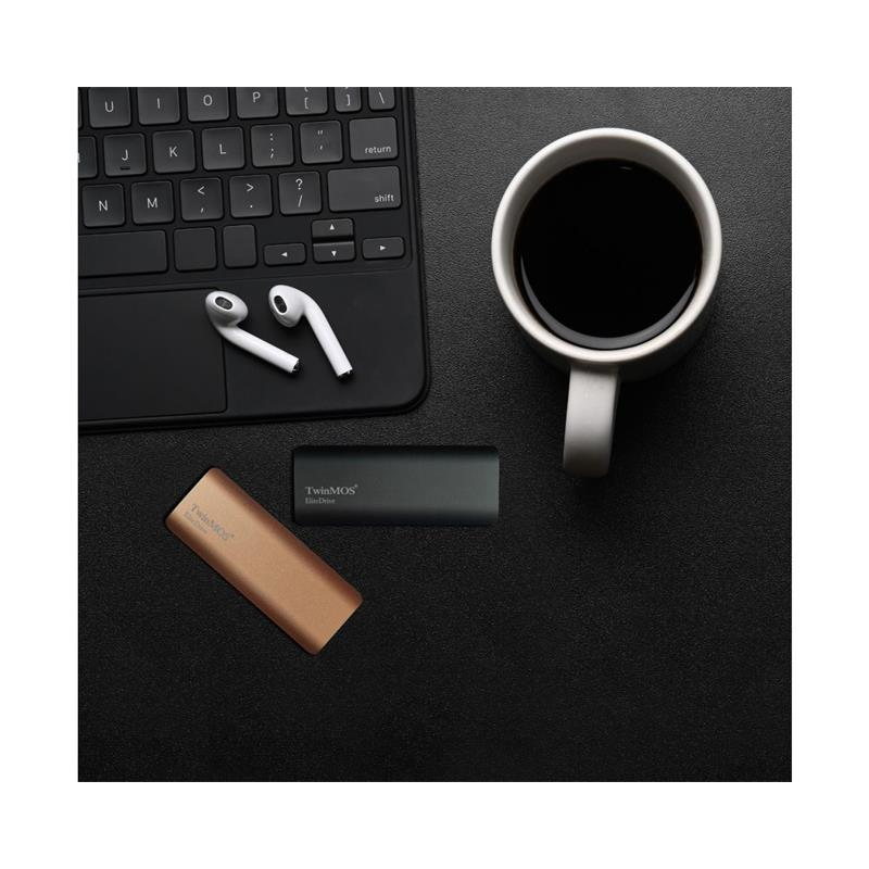 Koyu zemin üzerinde klavye, kahve fincanı, kulaklık ve iki adet USB belleğin bulunduğu çalışma masası.