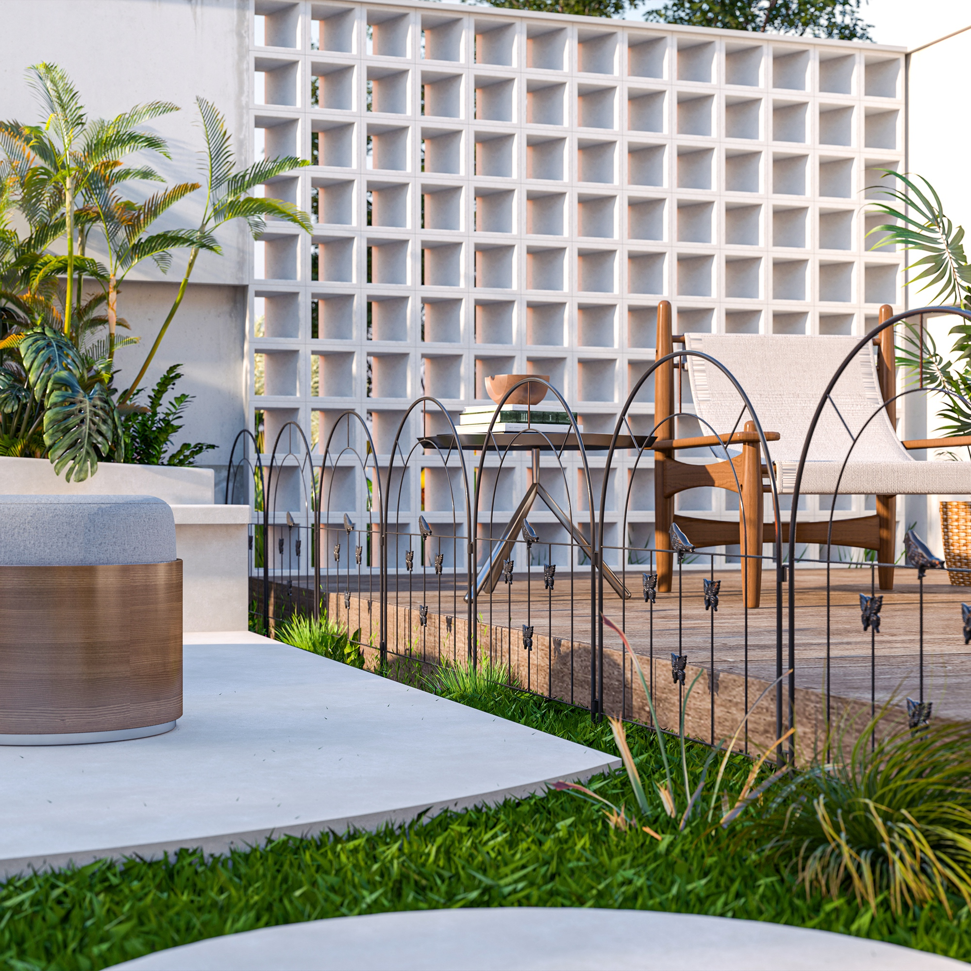 Patio moderno con tarima de madera, silla clara, mesa pequeña y cerca decorativa ante pared de celosía.