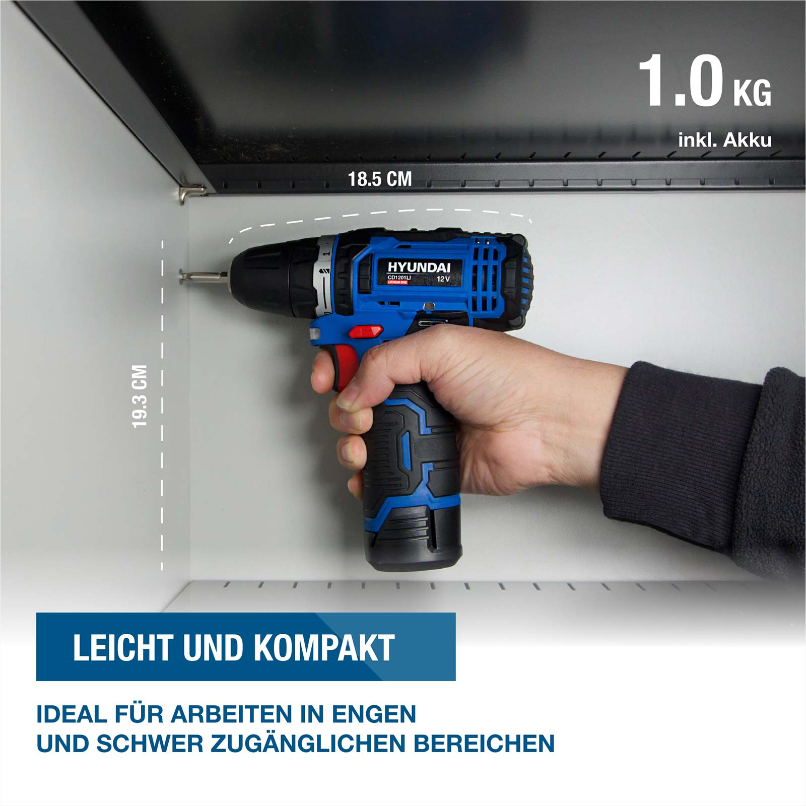 Eine Hand hält einen blauen und schwarzen Hyundai Akkuschrauber in einem engen Schrankraum.