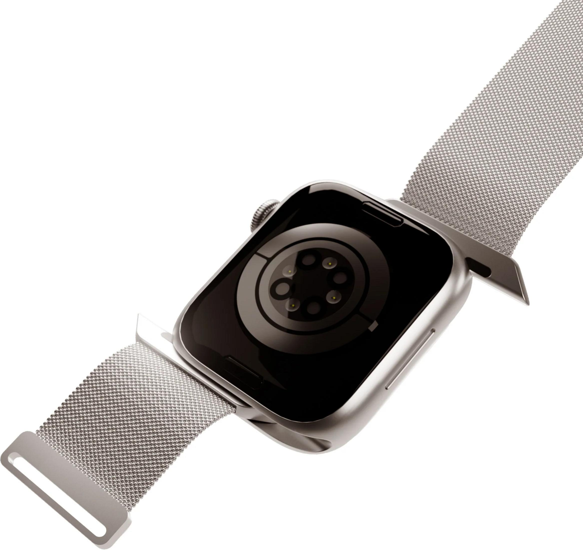 Retro di uno smartwatch argentato con cinturino in maglia milanese e sensori su sfondo bianco.