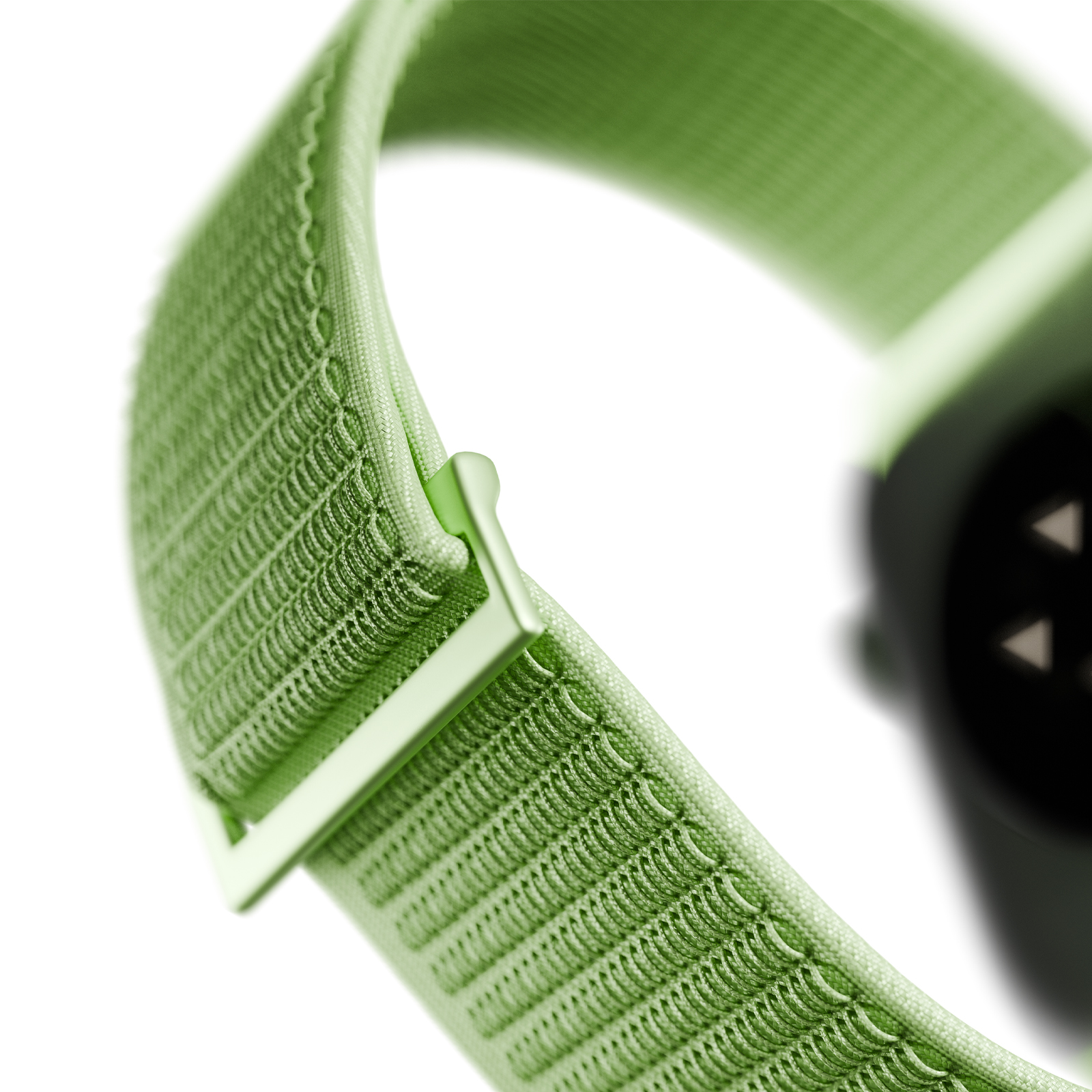 Primer plano de una correa de reloj deportiva de nailon verde con hebilla ajustable y fondo borroso.