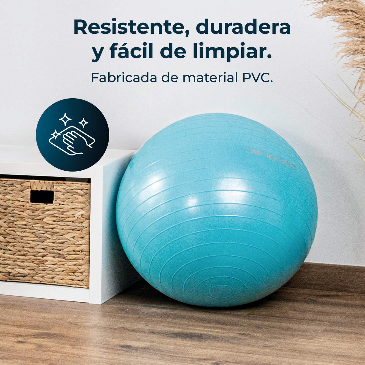 Un balón de ejercicio azul claro en un suelo de madera junto a un mueble blanco con cesta de mimbre.
