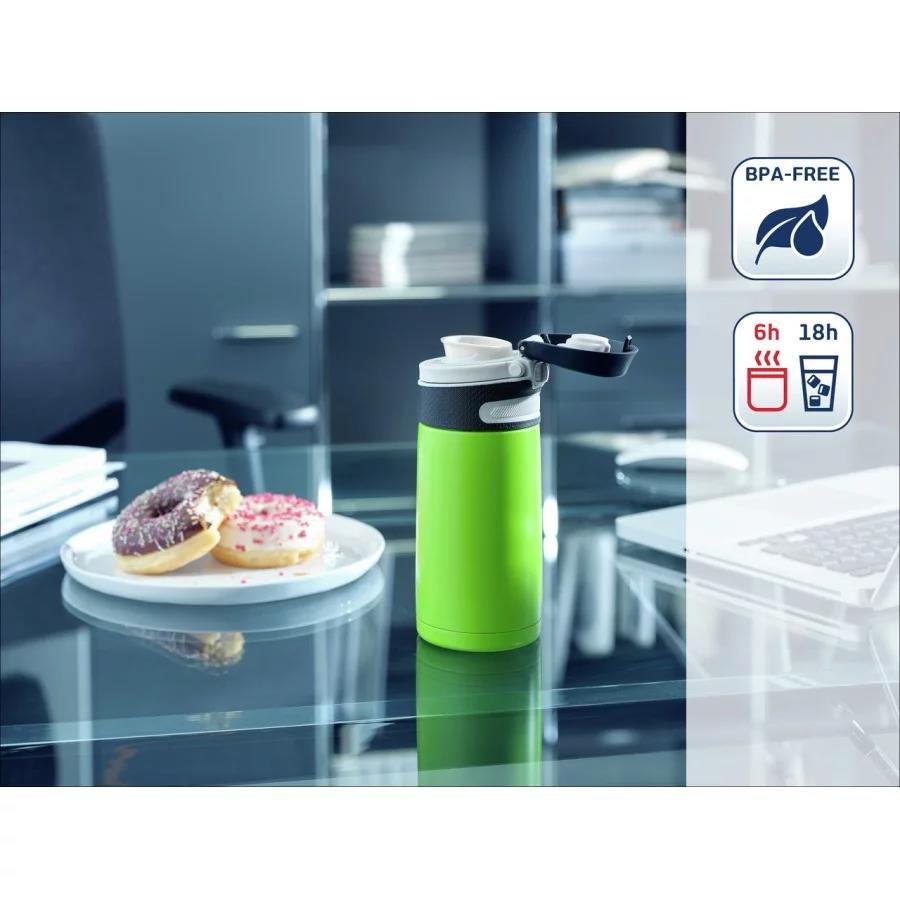 Grüne Isolierflasche auf einem Schreibtisch neben einem Teller mit Donuts und Laptop in einem Büro.
