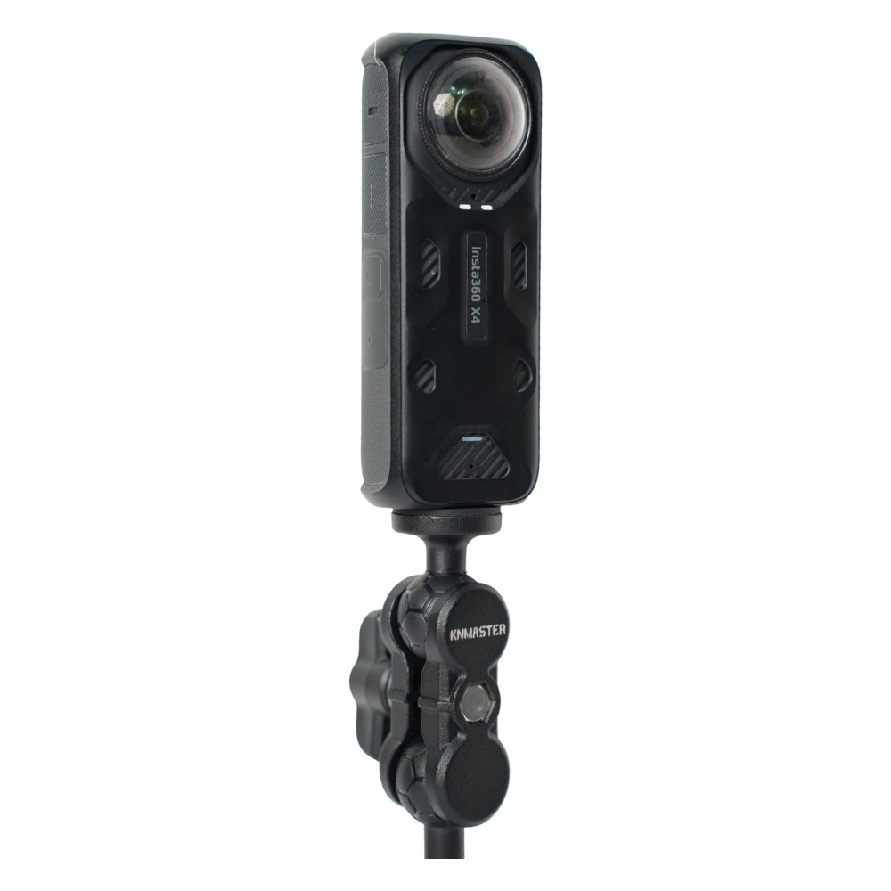 Beyaz arka planda siyah Knmaster kola monte edilmiş siyah Insta360 X4 kamera.