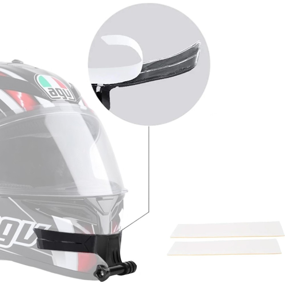 İki yapışkan şeritli, AGV motosiklet kaskına takılı kask kamera montaj aparatının yakın çekimi.