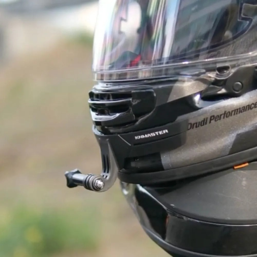 Aksiyon kamera montaj aparatı takılı motosiklet kaskının yakın planı.