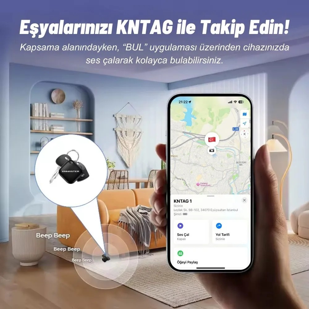 Bir oturma odasında harita uygulamalı akıllı telefon ve anahtar takip cihazı tutan el.