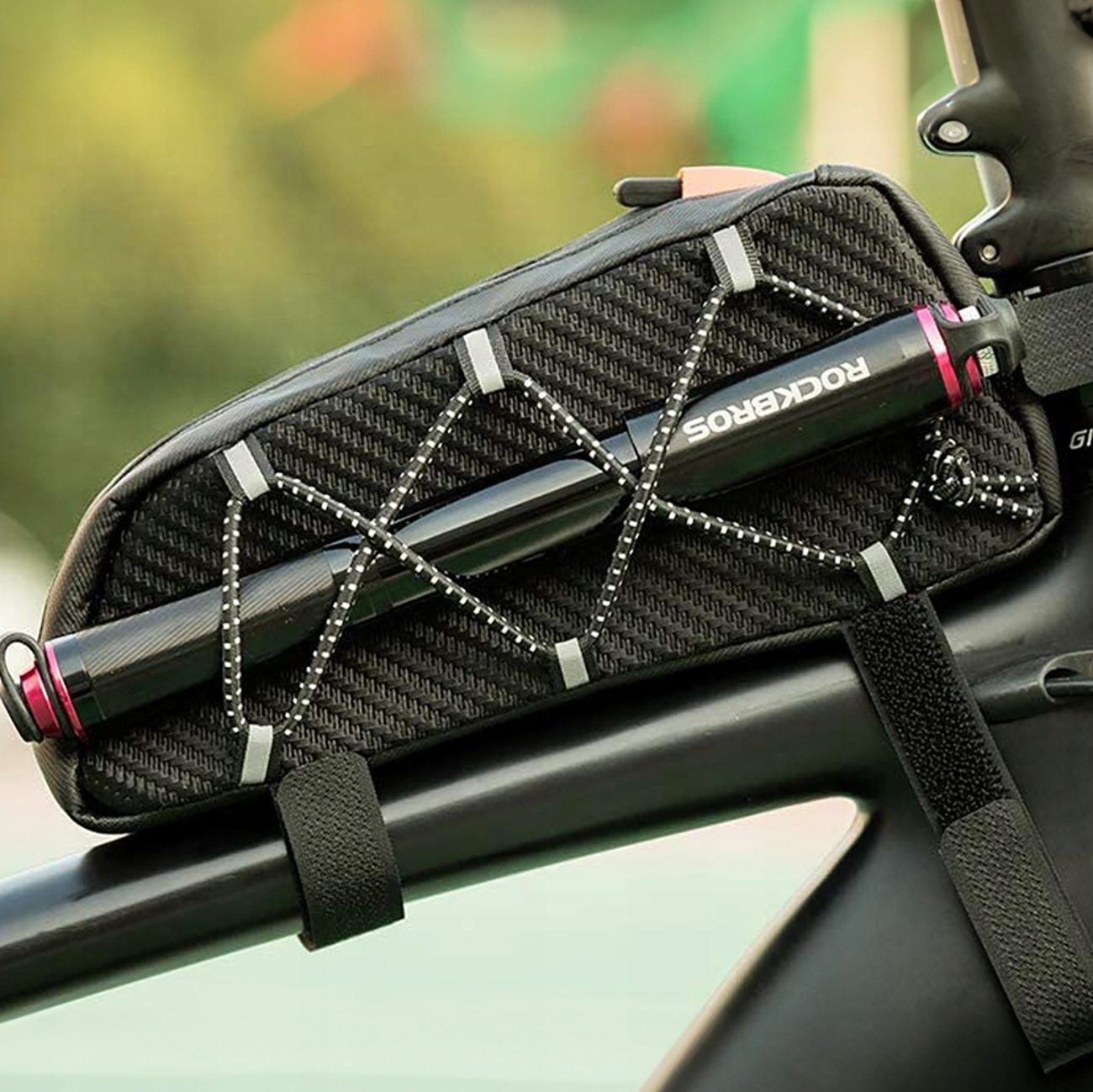Una borsa da telaio nera RockBros con minipompa attaccata, montata sul telaio di una bicicletta.