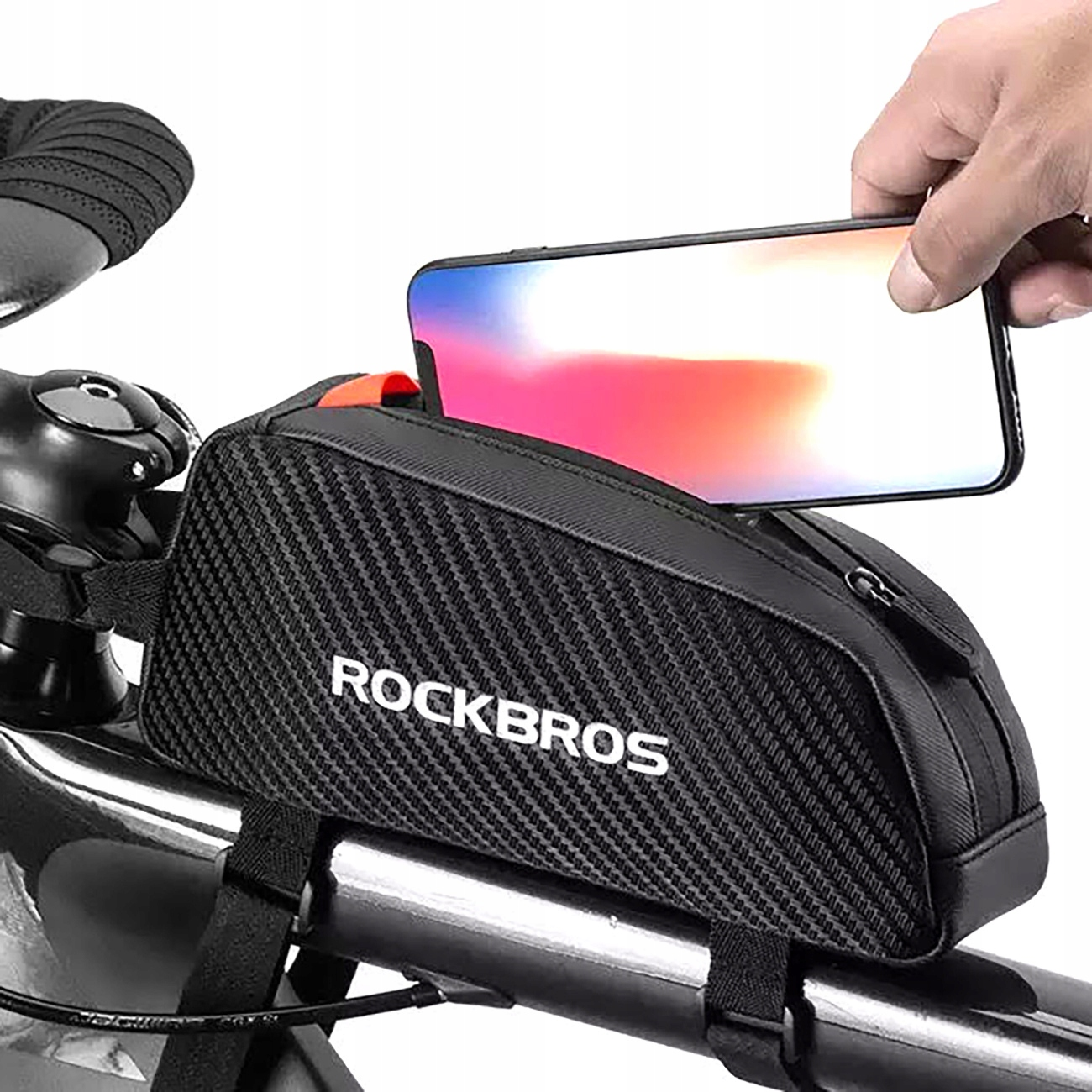 Una mano inserisce uno smartphone in una borsa da telaio per bicicletta RockBros nera montata su una bicicletta.