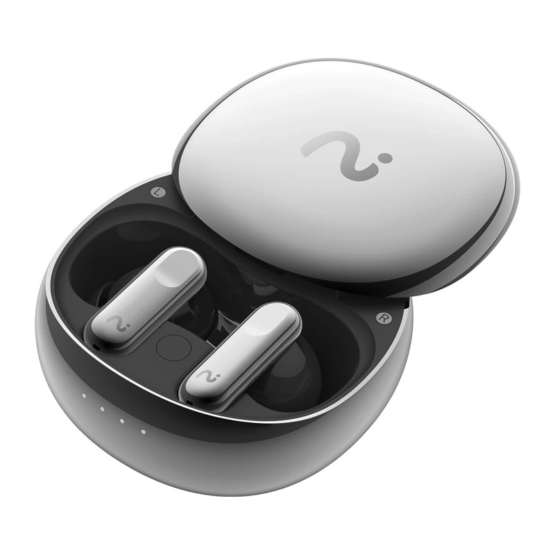 Boîtier de charge gris ovale ouvert contenant deux écouteurs sans fil à l'intérieur, sur fond blanc.
