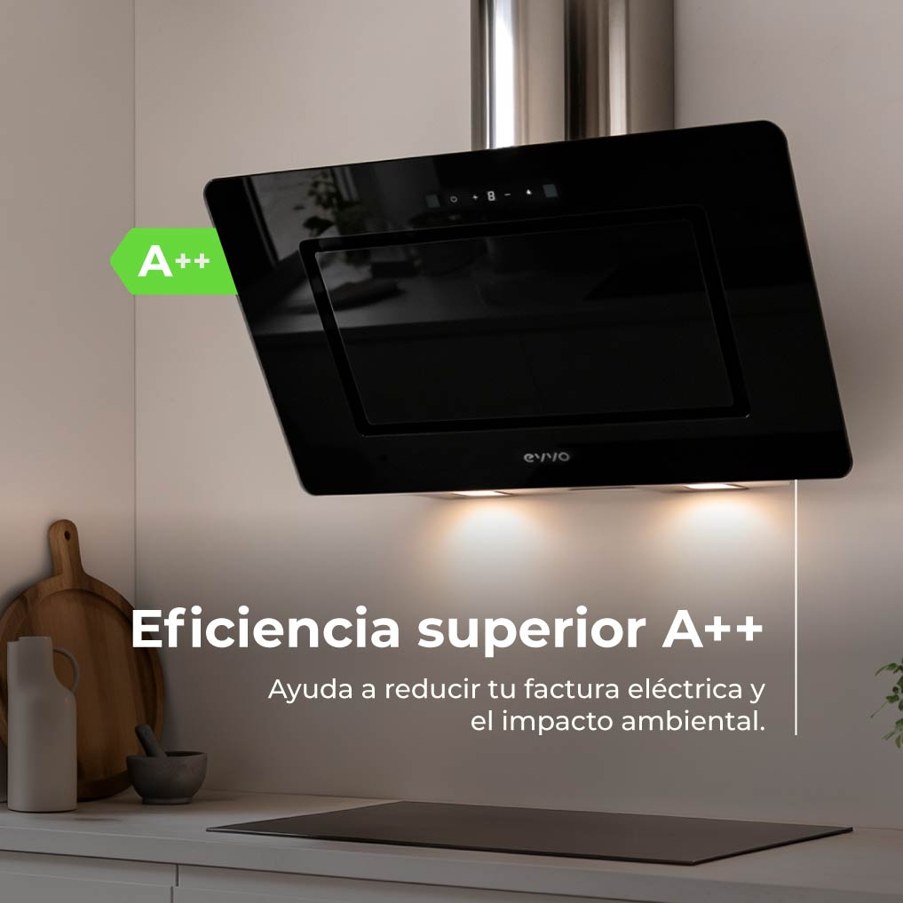 Campana extractora negra inclinada con eficiencia A++ sobre una placa y encimera.
