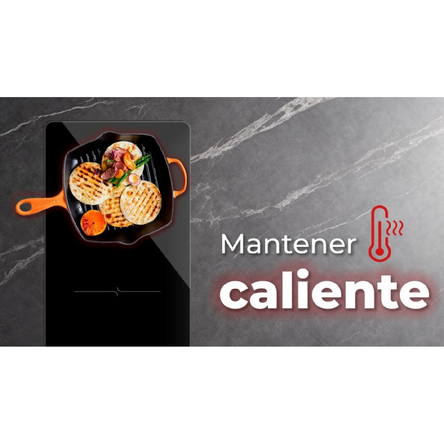 Una padella grill con cibo su un piano cottura su sfondo scuro, accompagnata dal testo spagnolo 'Mantener caliente'.