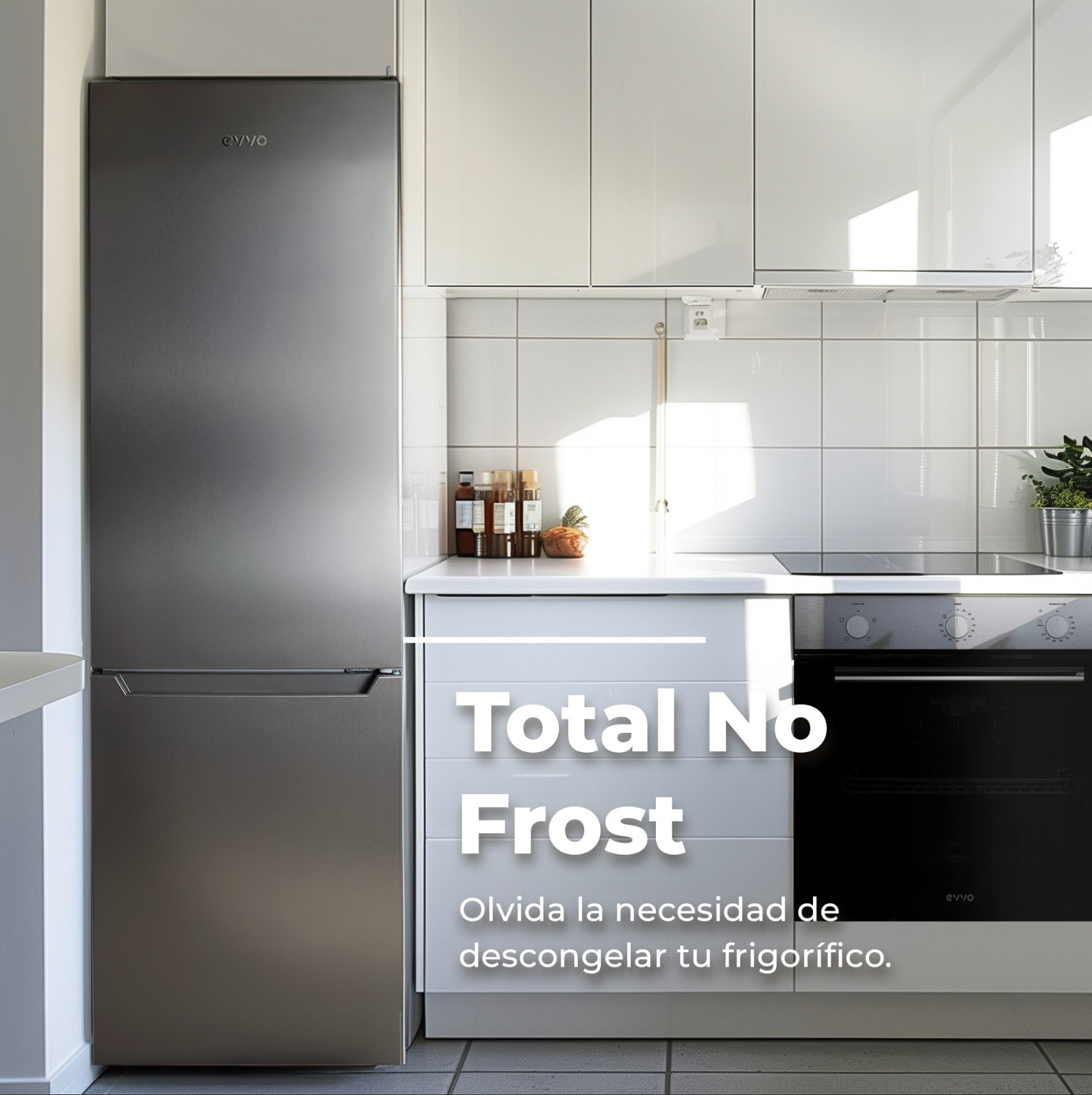 Cocina moderna con frigorífico de acero inoxidable, muebles blancos y horno, con texto Total No Frost.