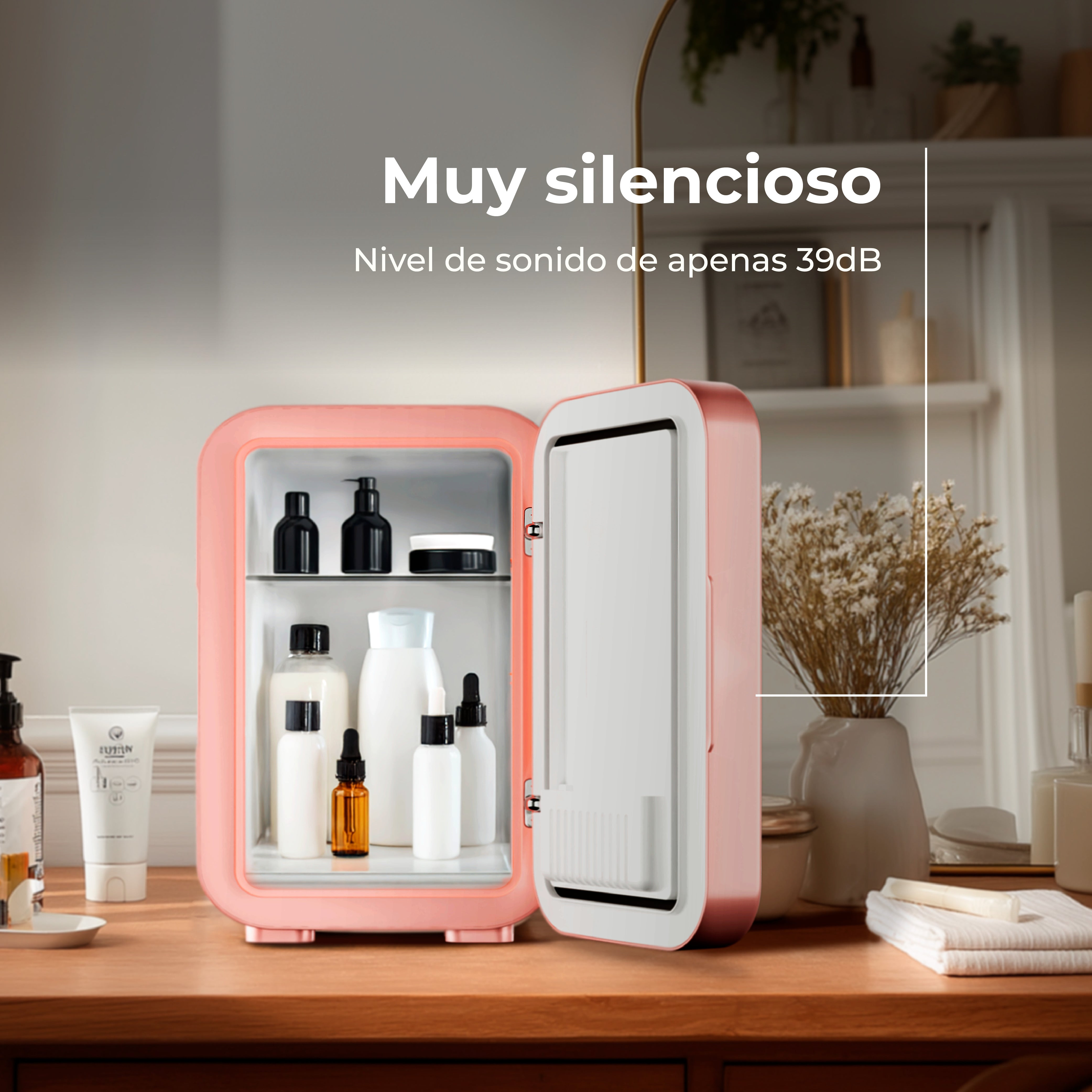 Un piccolo frigorifero rosa per cosmetici su una scrivania in legno, pieno di flaconi.