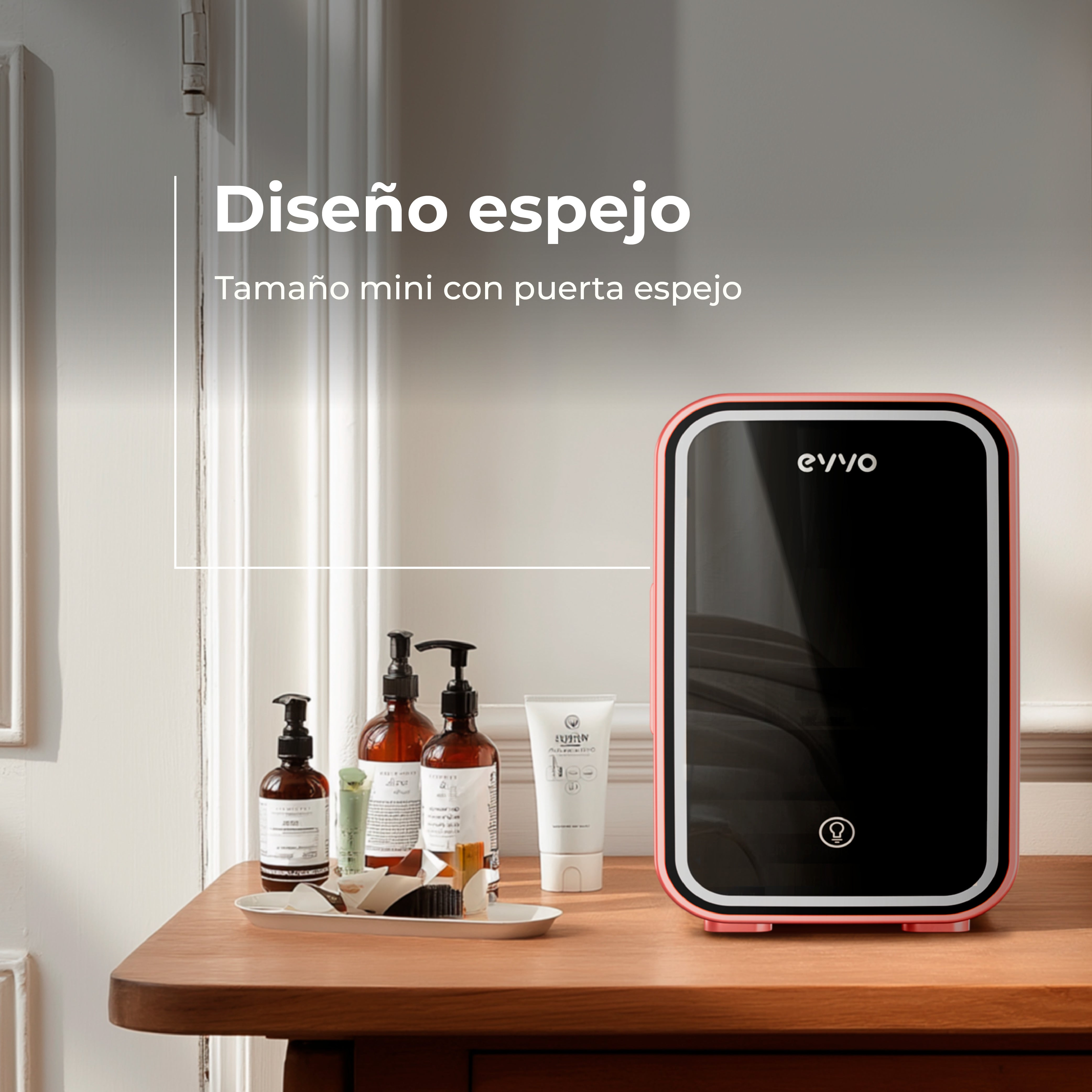 Un mini frigo rosa con porta a specchio e prodotti cosmetici su un tavolo di legno.