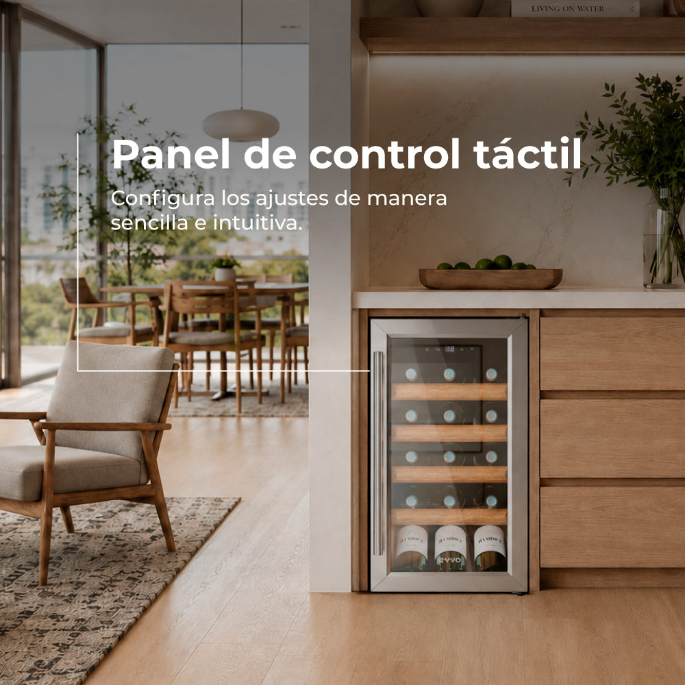 Una cantinetta per vini integrata sotto i mobili della cucina.