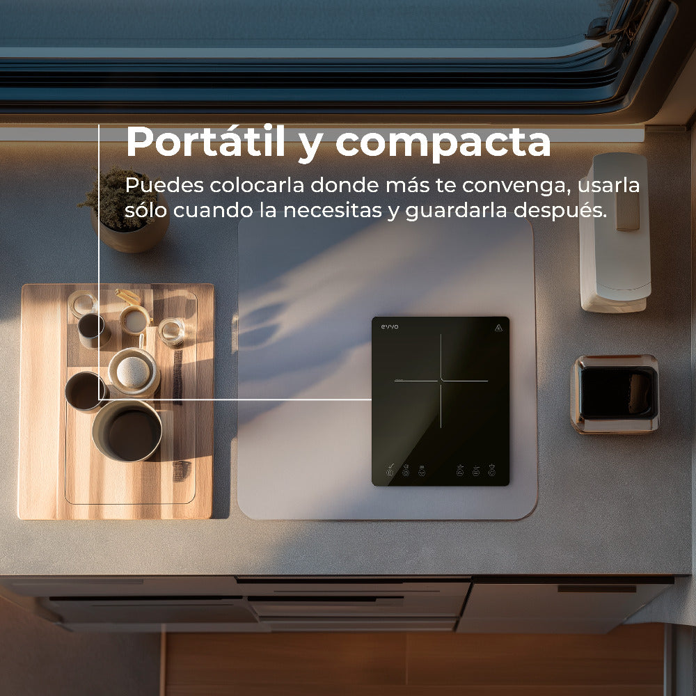 Piastra a induzione compatta su un piano cucina con stoviglie e utensili.