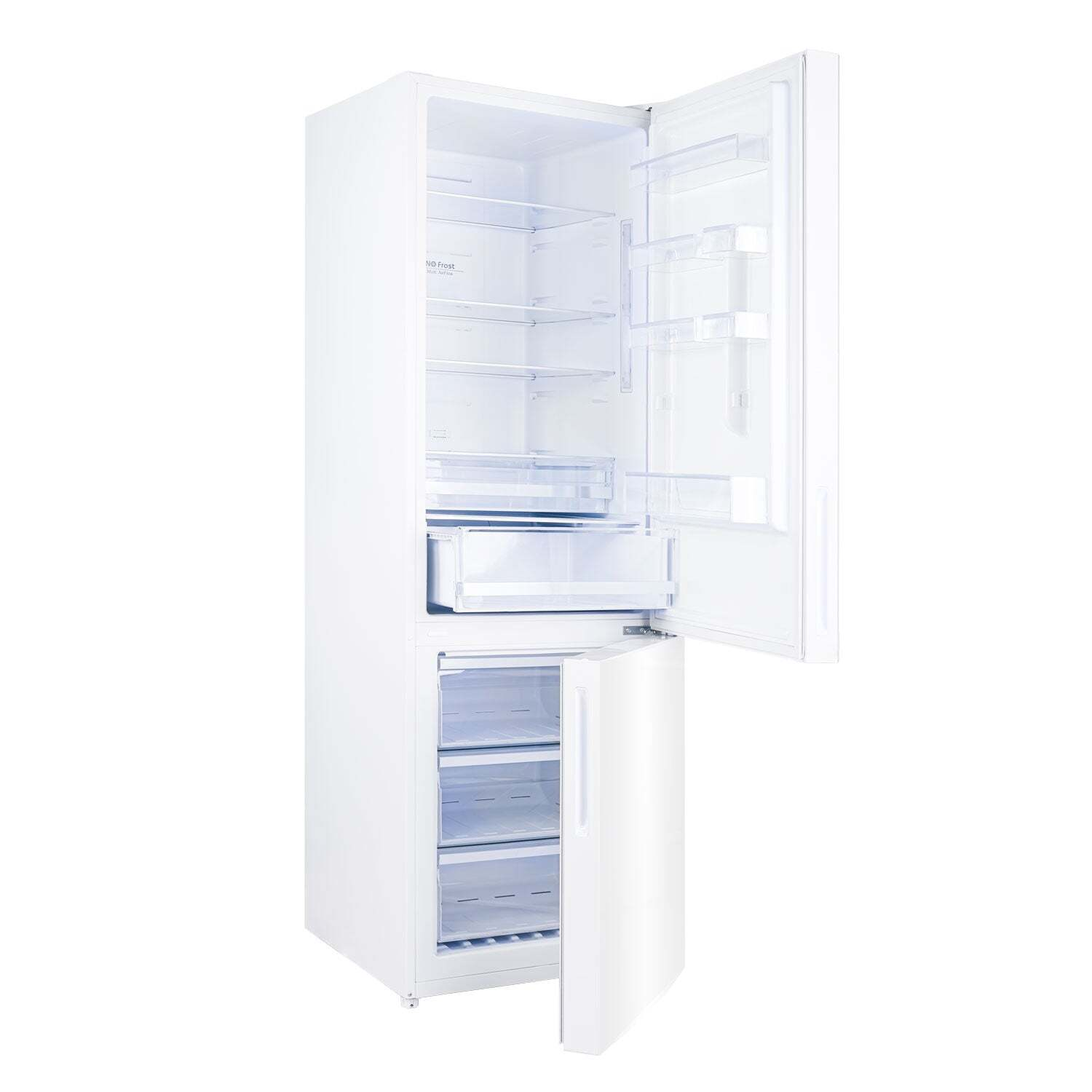Un refrigerador blanco con las puertas principal y del congelador abiertas, estantes de vidrio y cajones.