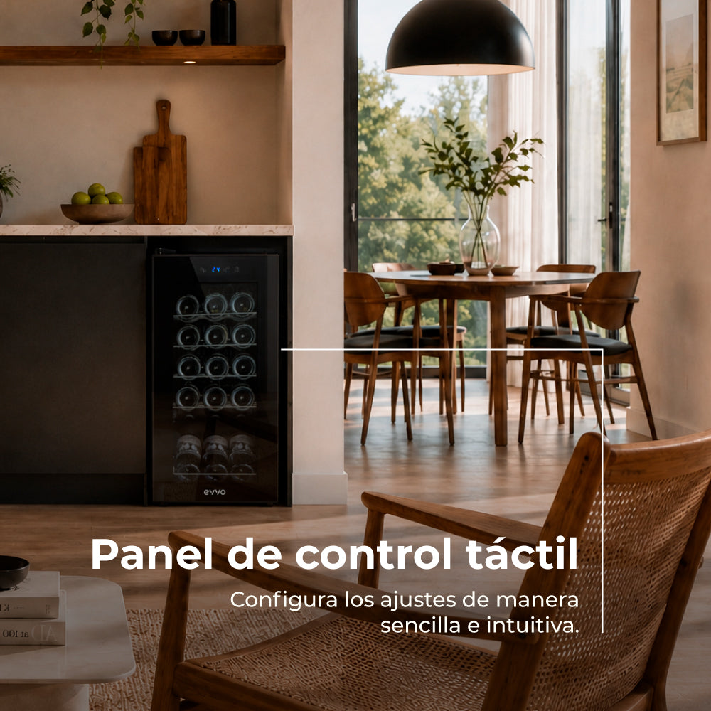 Cocina moderna con enfriador de vino negro empotrado, junto a comedor luminoso con sillas de madera.