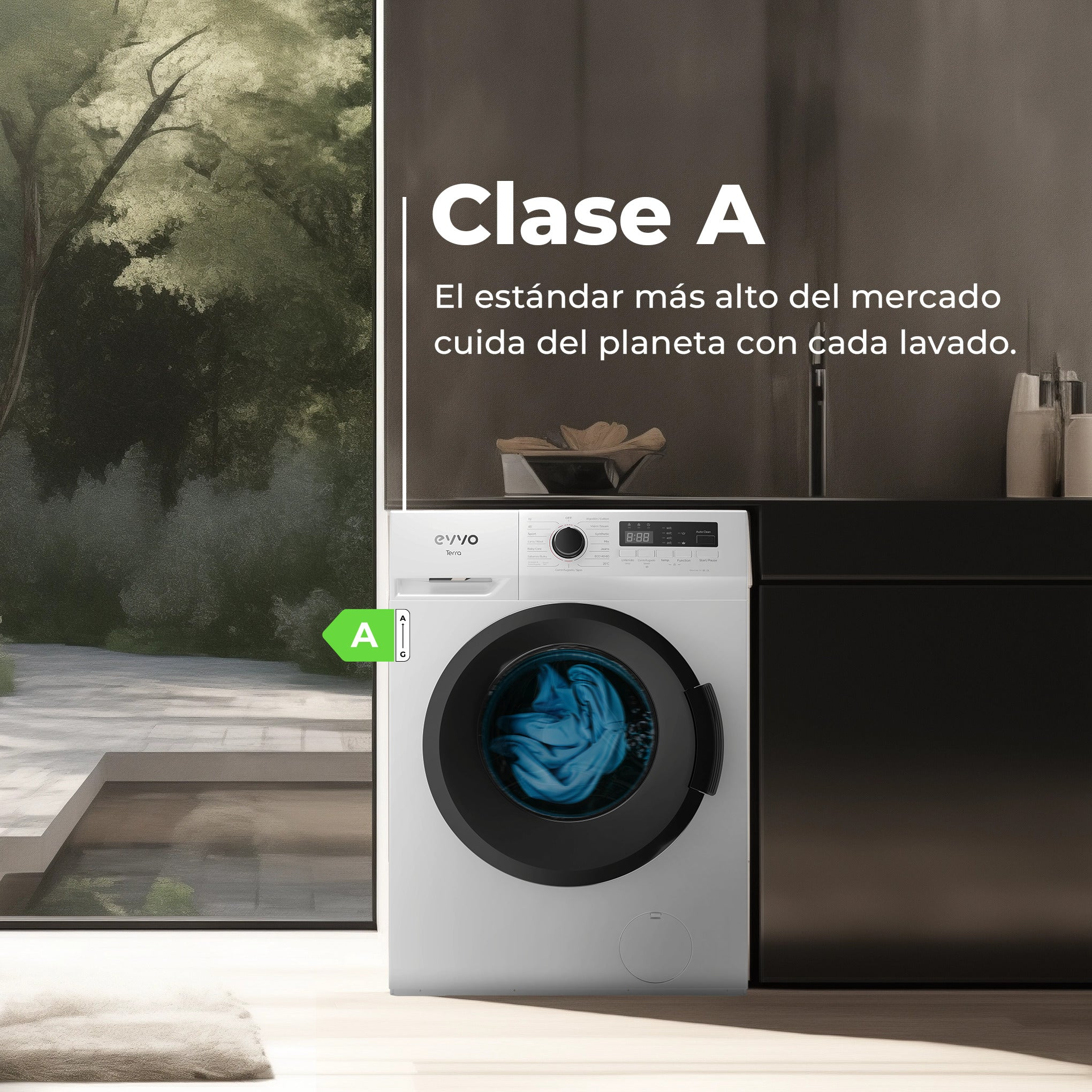 Lavadora blanca con ropa azul, etiqueta de eficiencia energética Clase A, en una cocina moderna.
