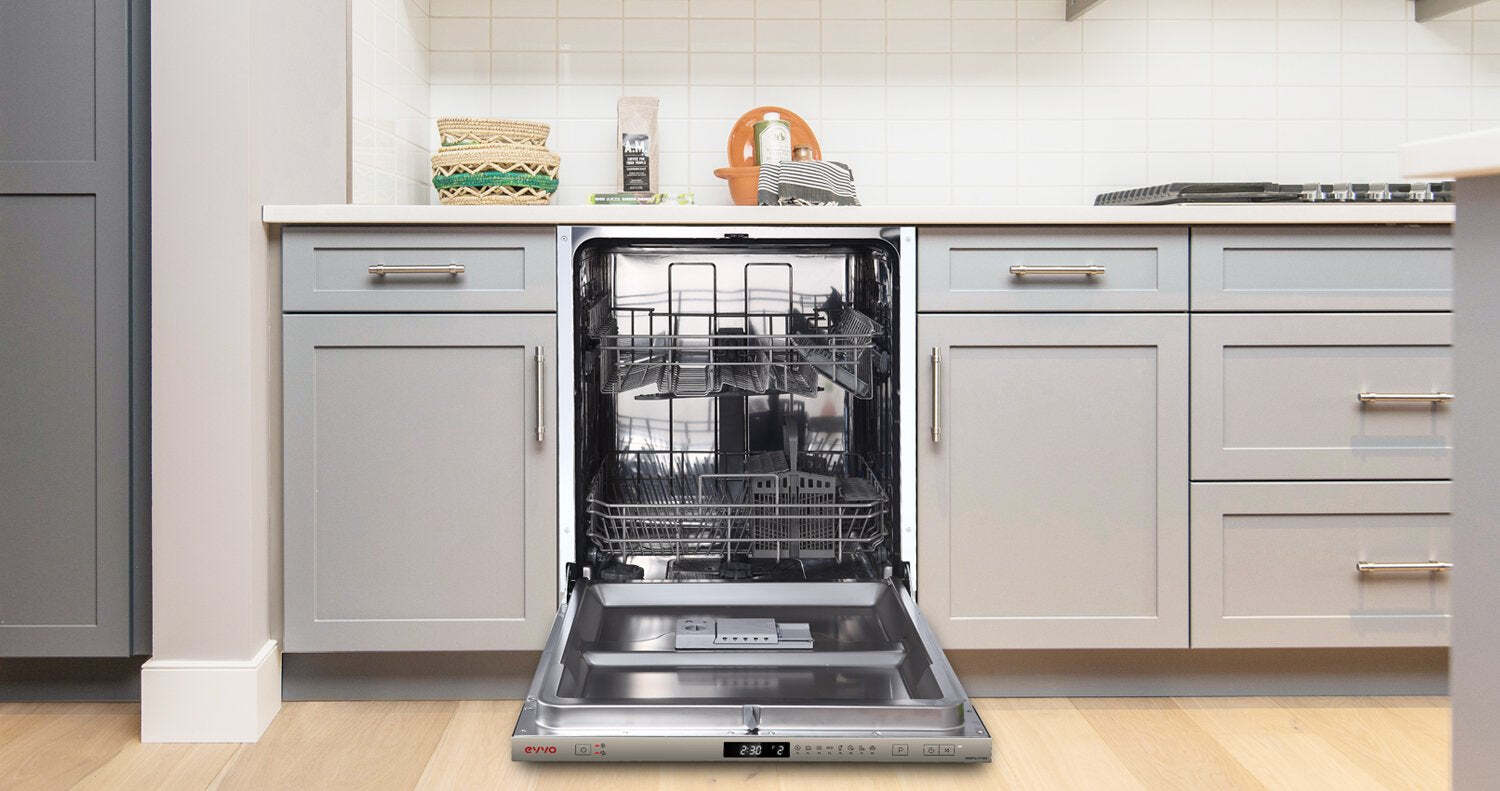 Un lavavajillas abierto integrado en una cocina moderna con armarios grises y azulejos blancos.