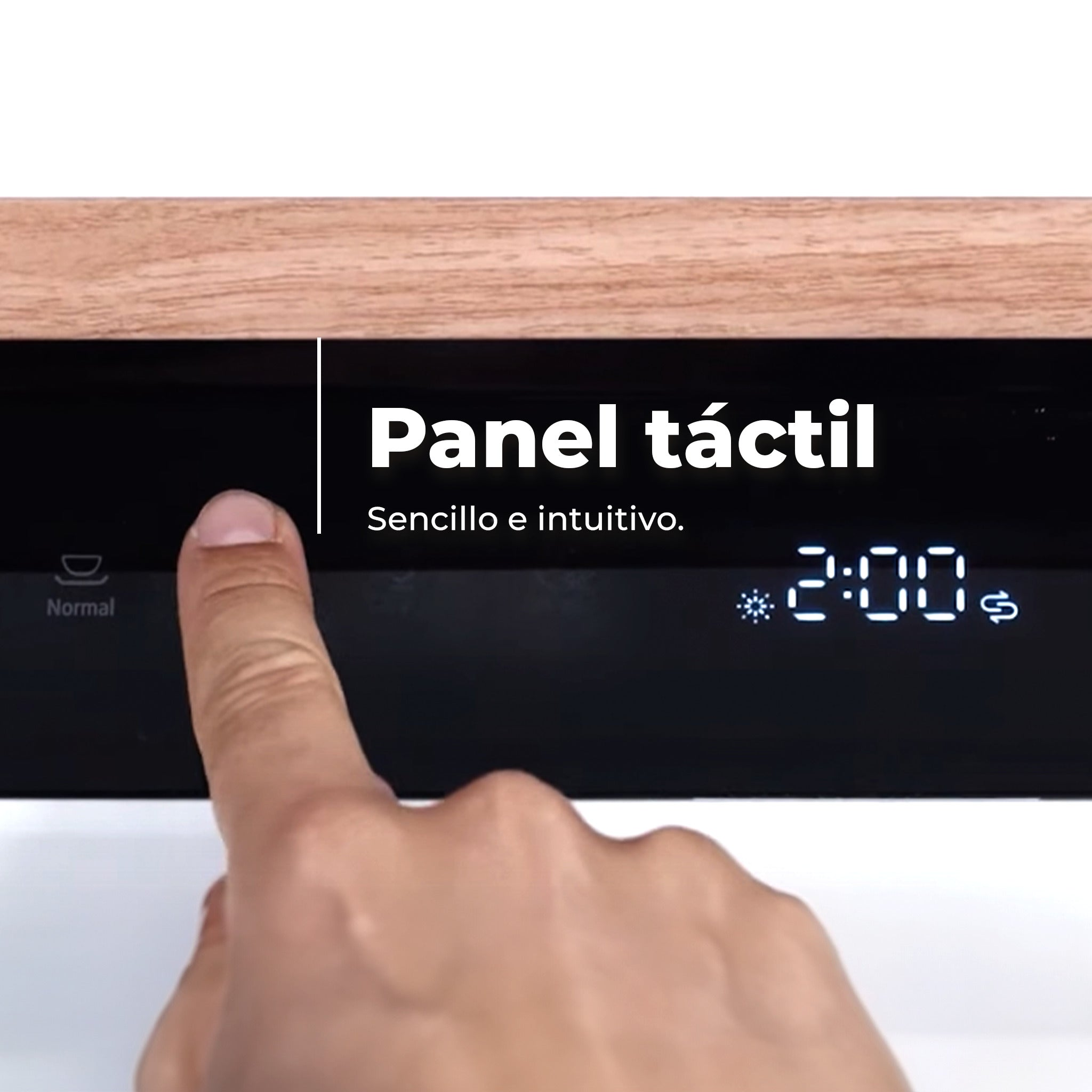 Un dito tocca un pannello di controllo touch nero con testo bianco e display digitale.