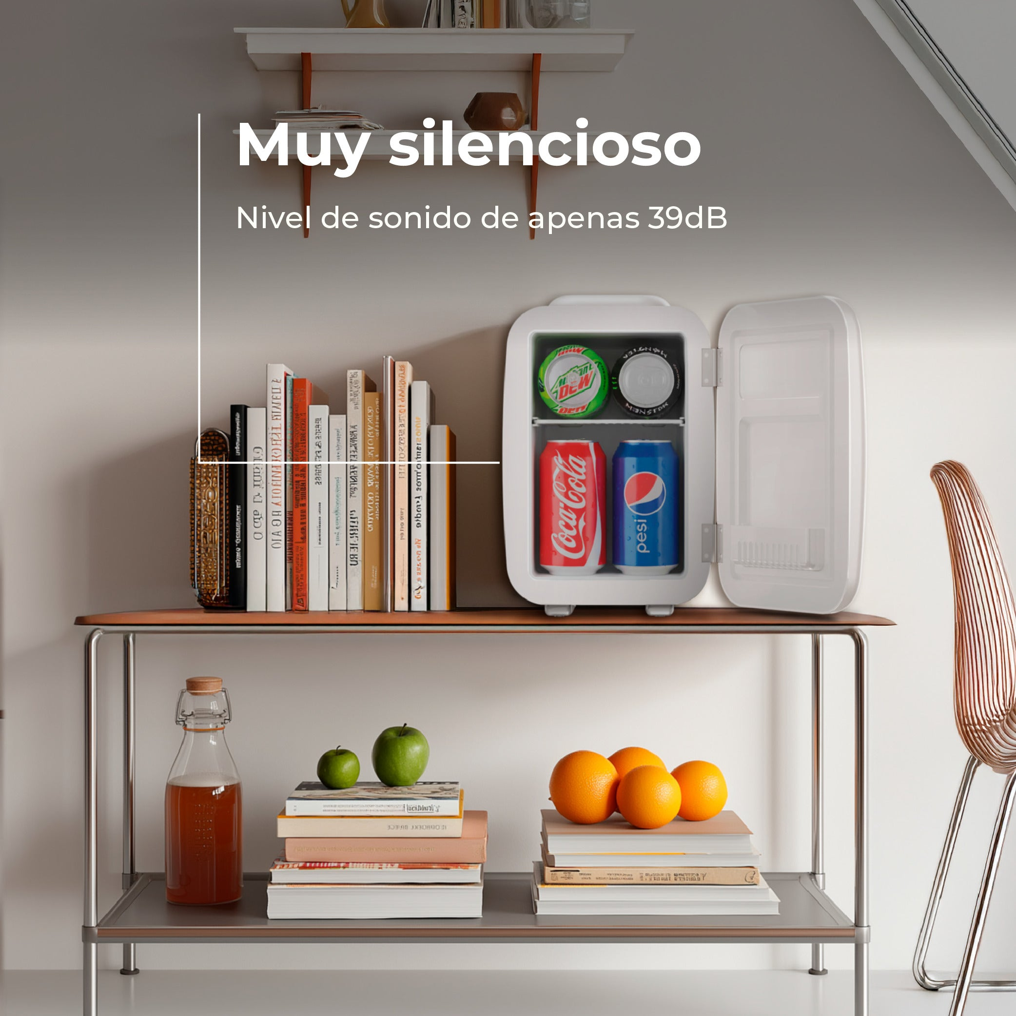 Piccolo minifrigo bianco su un tavolo con bevande, libri e frutta, con testo.