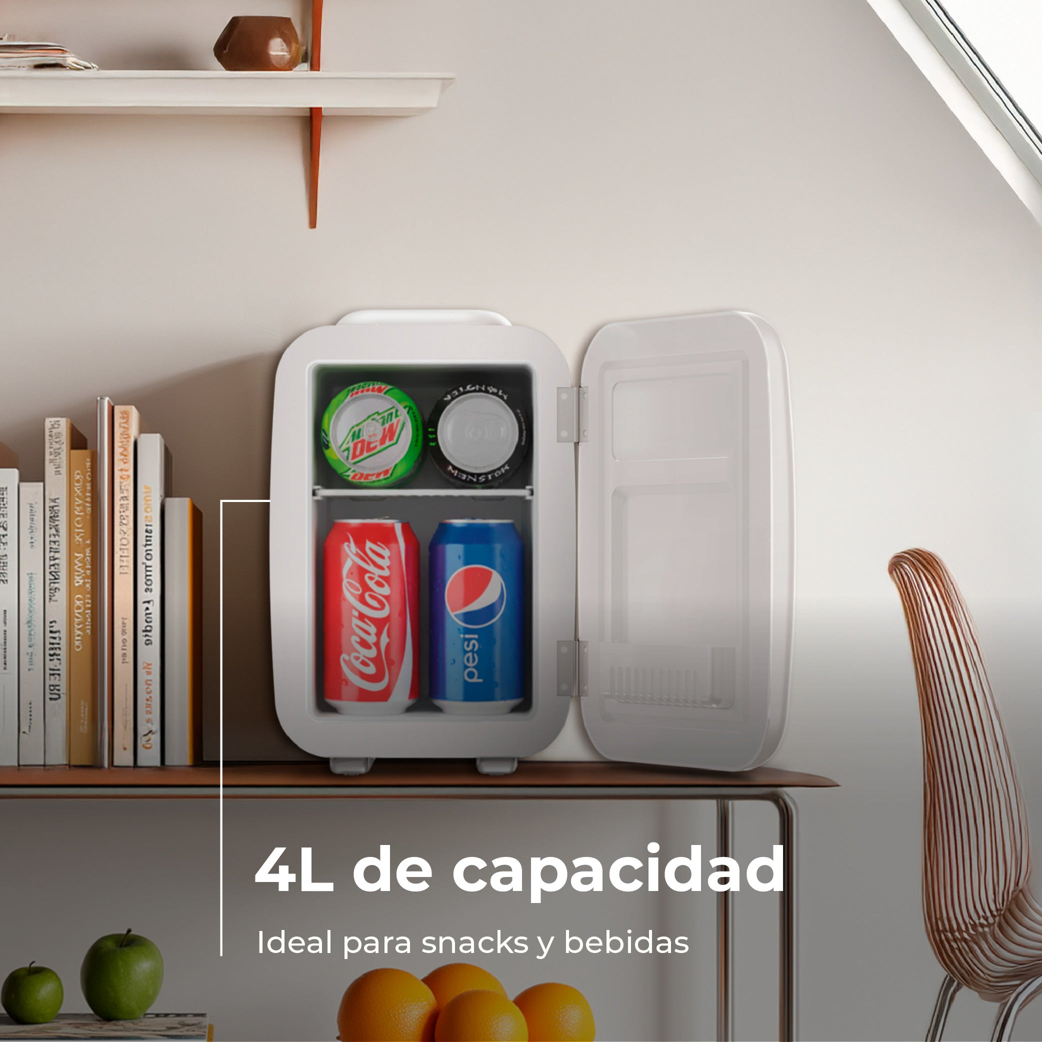 Un piccolo minifrigo bianco pieno di lattine si trova su un ripiano vicino a libri e frutta.